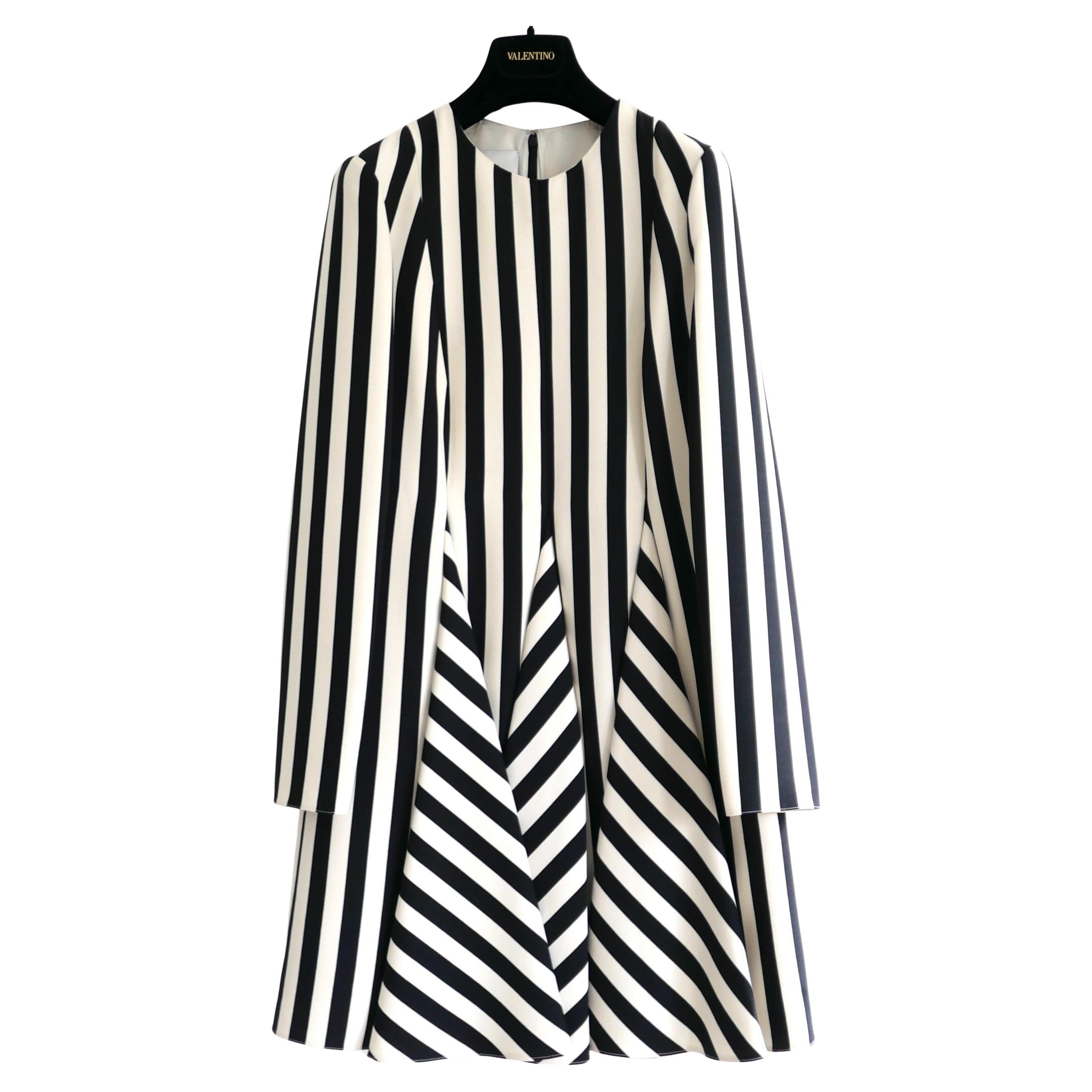 Valentino Schwarz-weiß gestreiftes Skaterkleid im Angebot