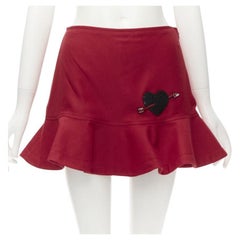 VALENTINO pantalón corto con volante acampanado de sarga roja con insignia de corazón y cuentas negras IT38 XS