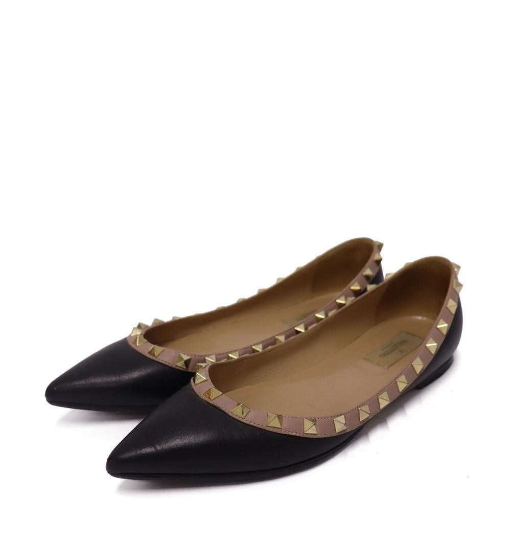Valentino Black/Beige Leather Rockstud Ballet Flats, Features Pointed Toe , durable insole, , slip-on style and signature Valentino's studs.

Material: Leather
Size: EU 37.5
Overall Condition: Good
Interior Condition: Signs of use
Exterior