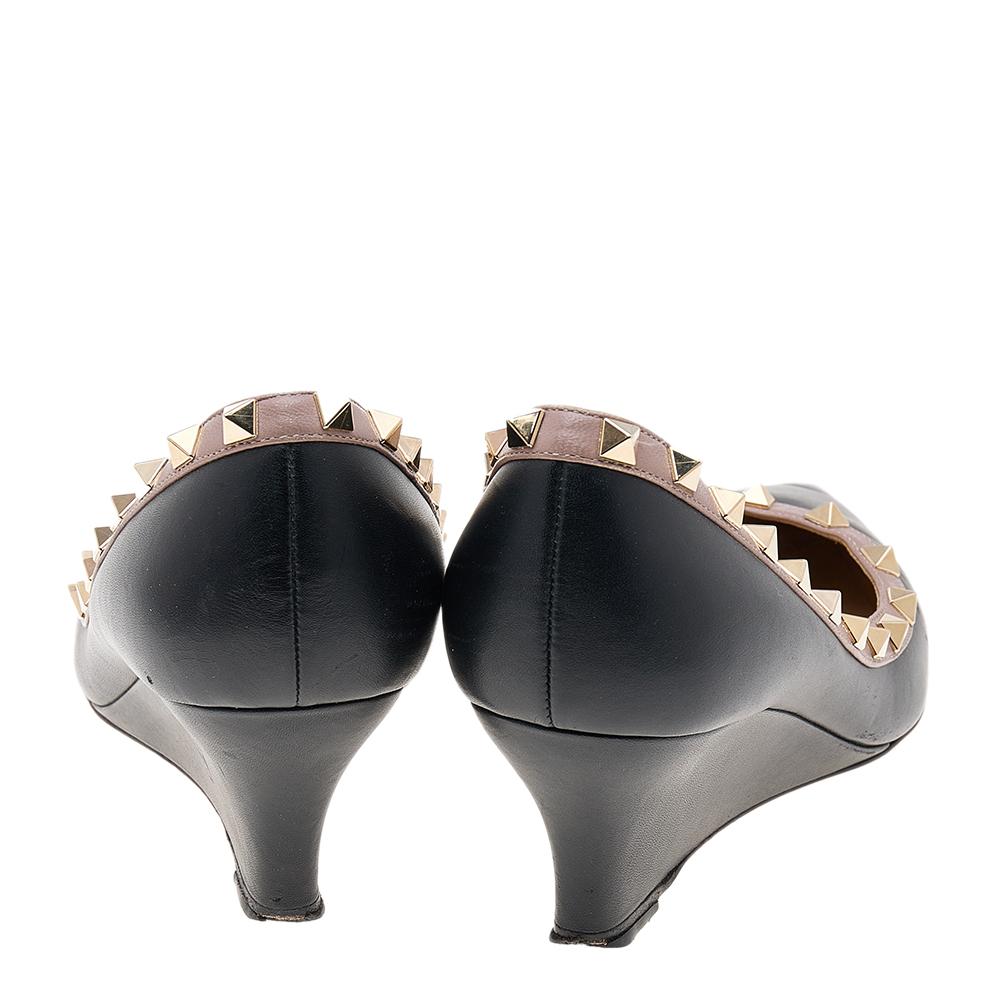 Valentino Black/Beige Leather Rockstud Pointed Toe Wedge Pumps Size 38.5 In Good Condition In Dubai, Al Qouz 2