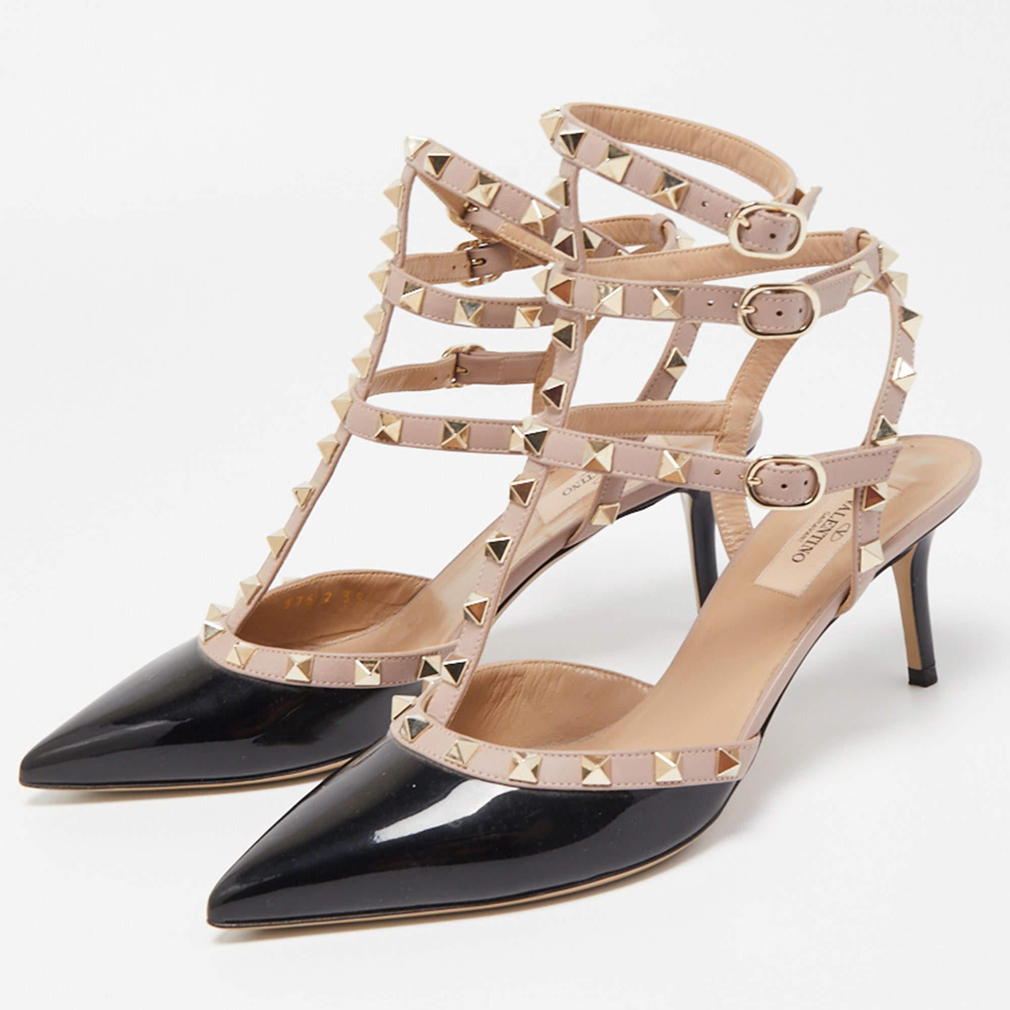 With a striking silhouette, these Valentino sandals can transition from day to night with ease. They come made from leather, and the addition of Rockstud reflects their meticulous craftsmanship. Designed in a beige shade, the strappy upper of the