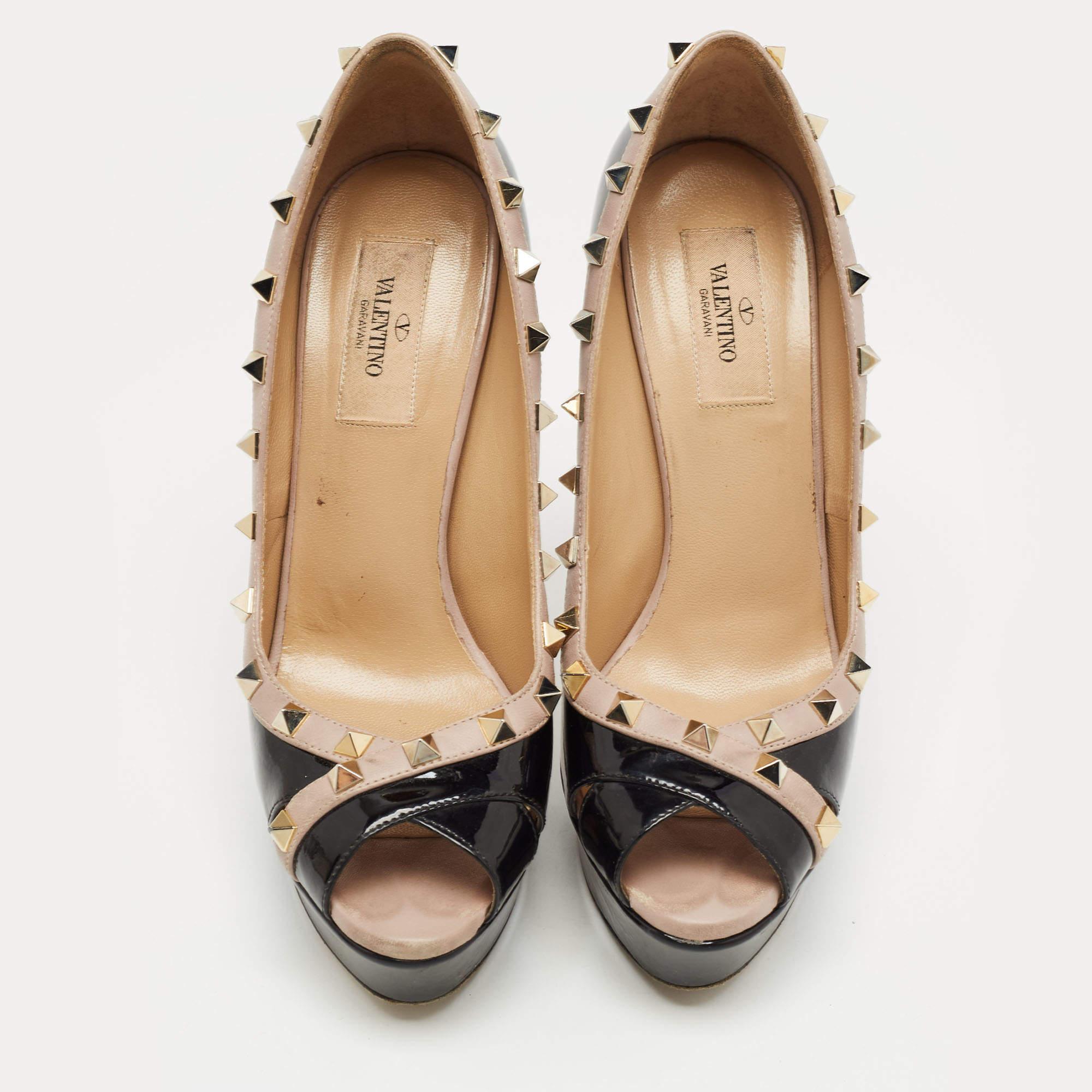 The elegantly placed Rockstuds on the outline of this pair of Valentino pumps makes it captivating. Crafted from patent leather, it is perfectly raised on 12cm heels and platforms.

Includes: Original Dustbag