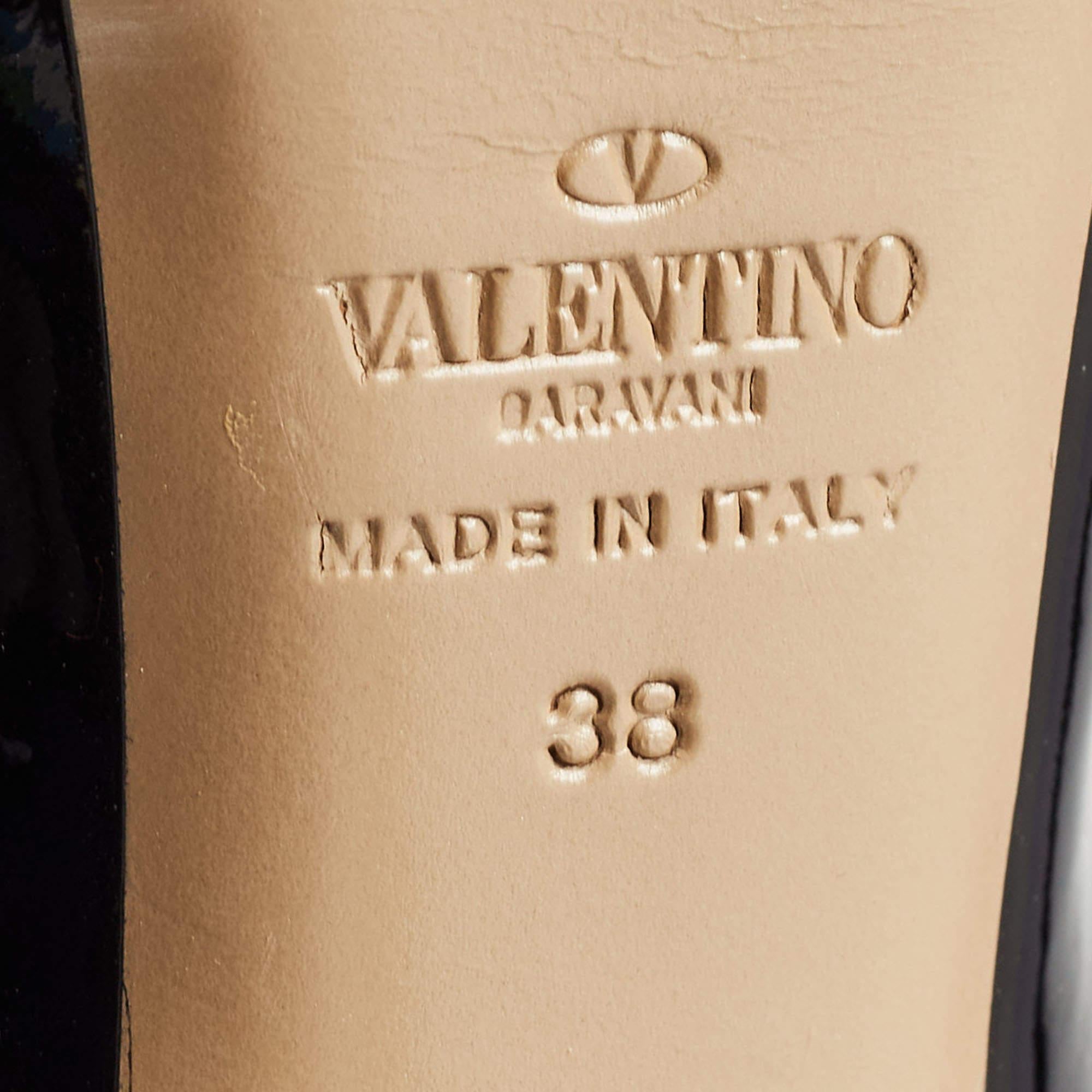 Valentino - Escarpins à clous en cuir et vernis noir/beige, taille 38 en vente 2