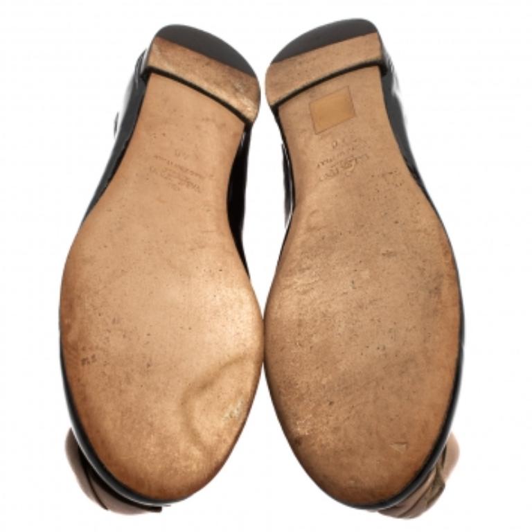 Ultimate cuteness and comfort are found in these ballet flats by Valentino. Made from leather & patent leather, they are accented with rose motifs and rounded toes. The insoles are made from leather and have Valentino labels.