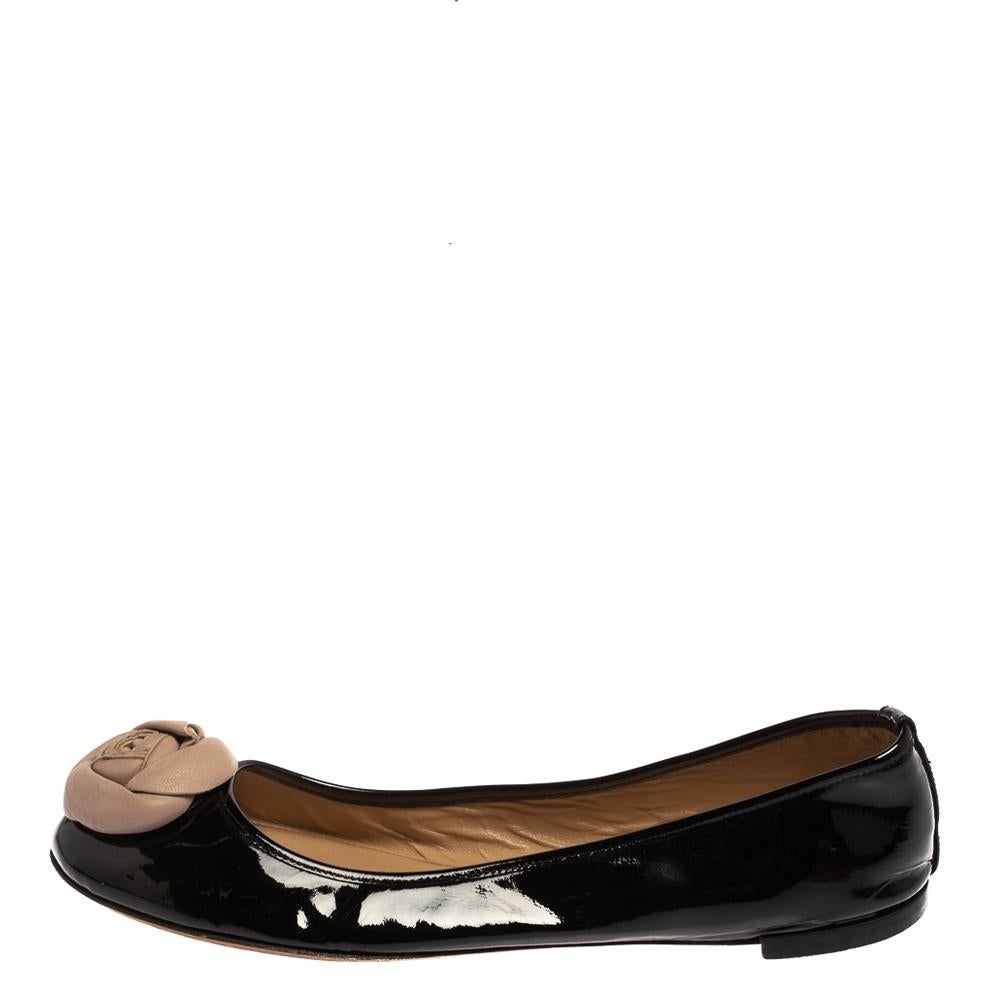 Ultimate cuteness and comfort are found in these ballet flats by Valentino. Made from leather & patent leather, they are accented with rose motifs and rounded toes. The insoles are made from leather and have Valentino labels.

