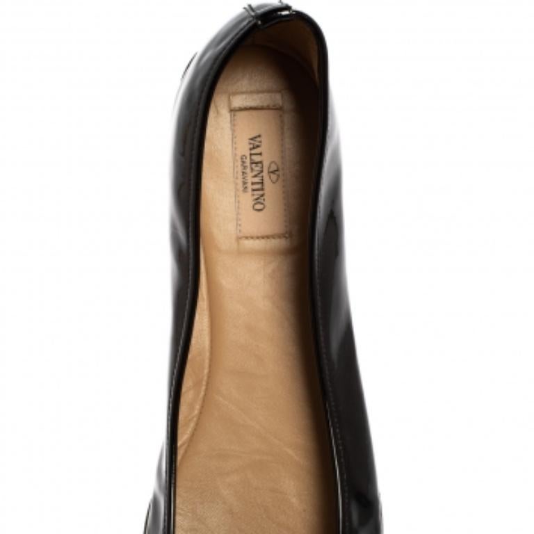 Valentino Black/Beige Patent And Leather  Roses Ballet Flats Size 40 In Good Condition For Sale In Dubai, Al Qouz 2