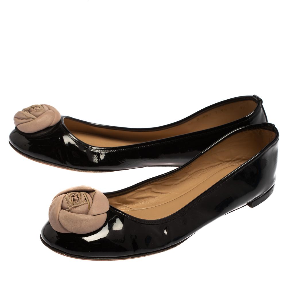 Valentino Black/Beige Patent And Leather Roses Ballet Flats Size 40 In Good Condition For Sale In Dubai, Al Qouz 2