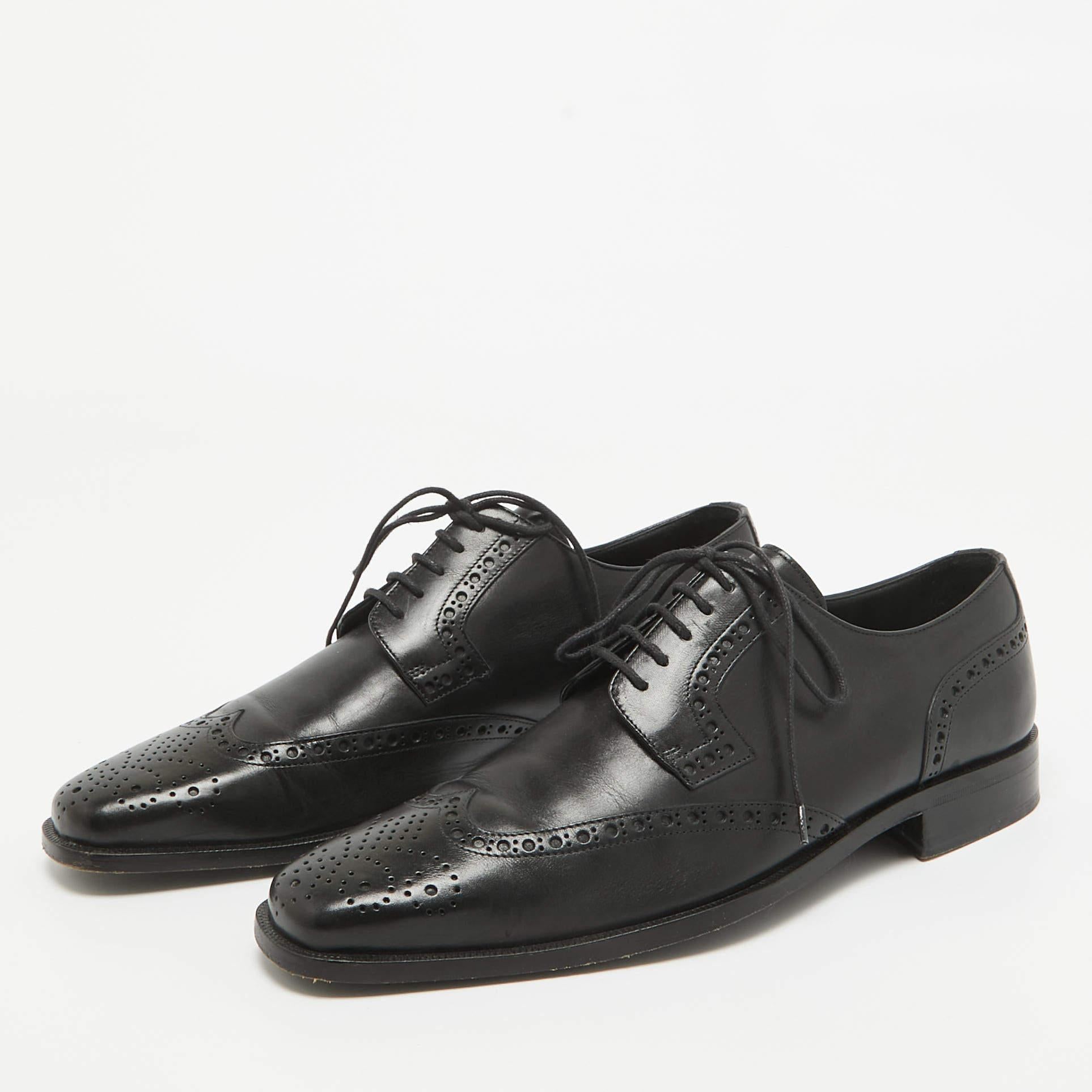 Queste scarpe derby di Valentino mirano ad offrire un risultato alla moda. Realizzate in pelle e fissate con lacci, queste scarpe sono tanto resistenti quanto attraenti.