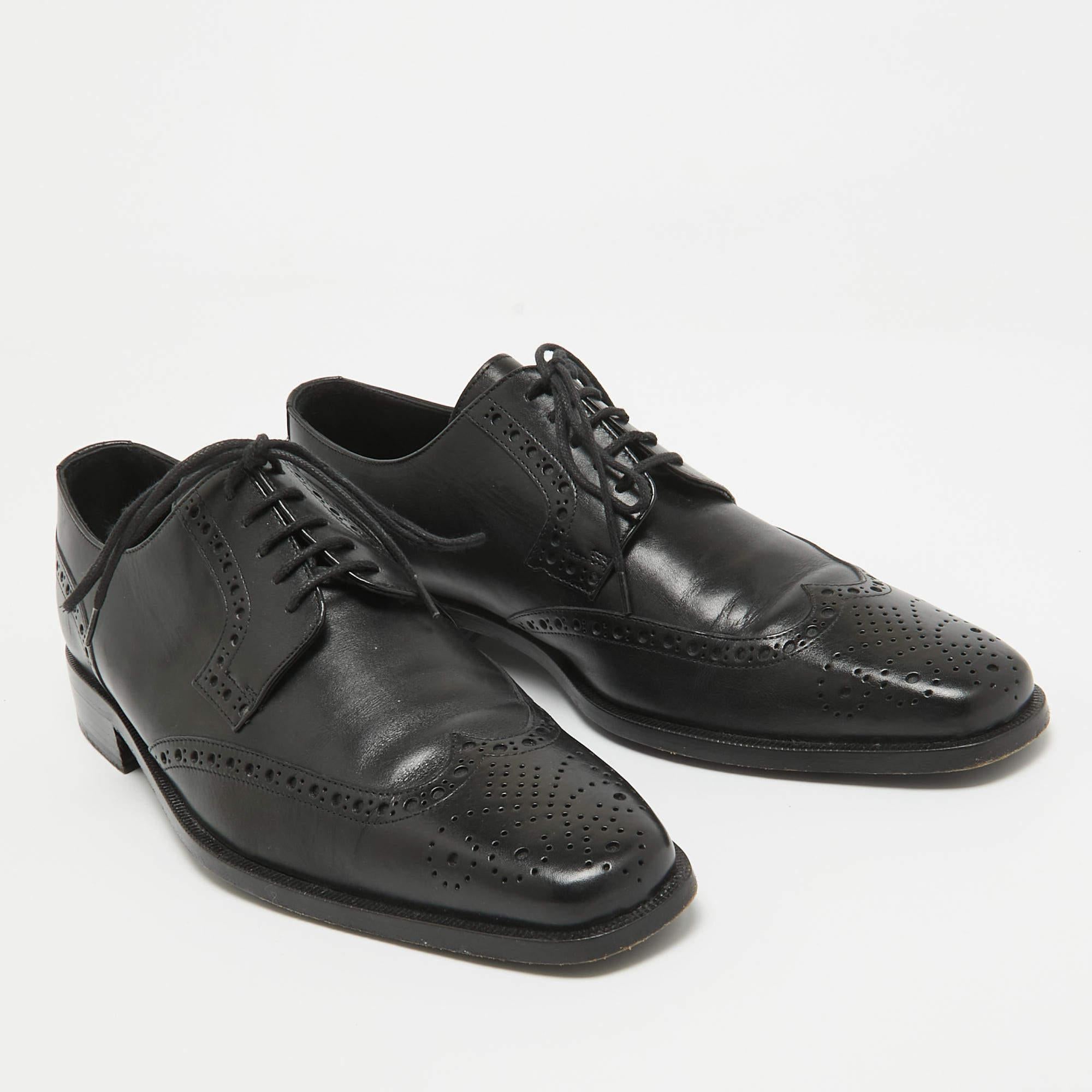 Valentino Black Brogue Leather Lace Up Derby Taglia 41 In condizioni buone in vendita a Dubai, Al Qouz 2