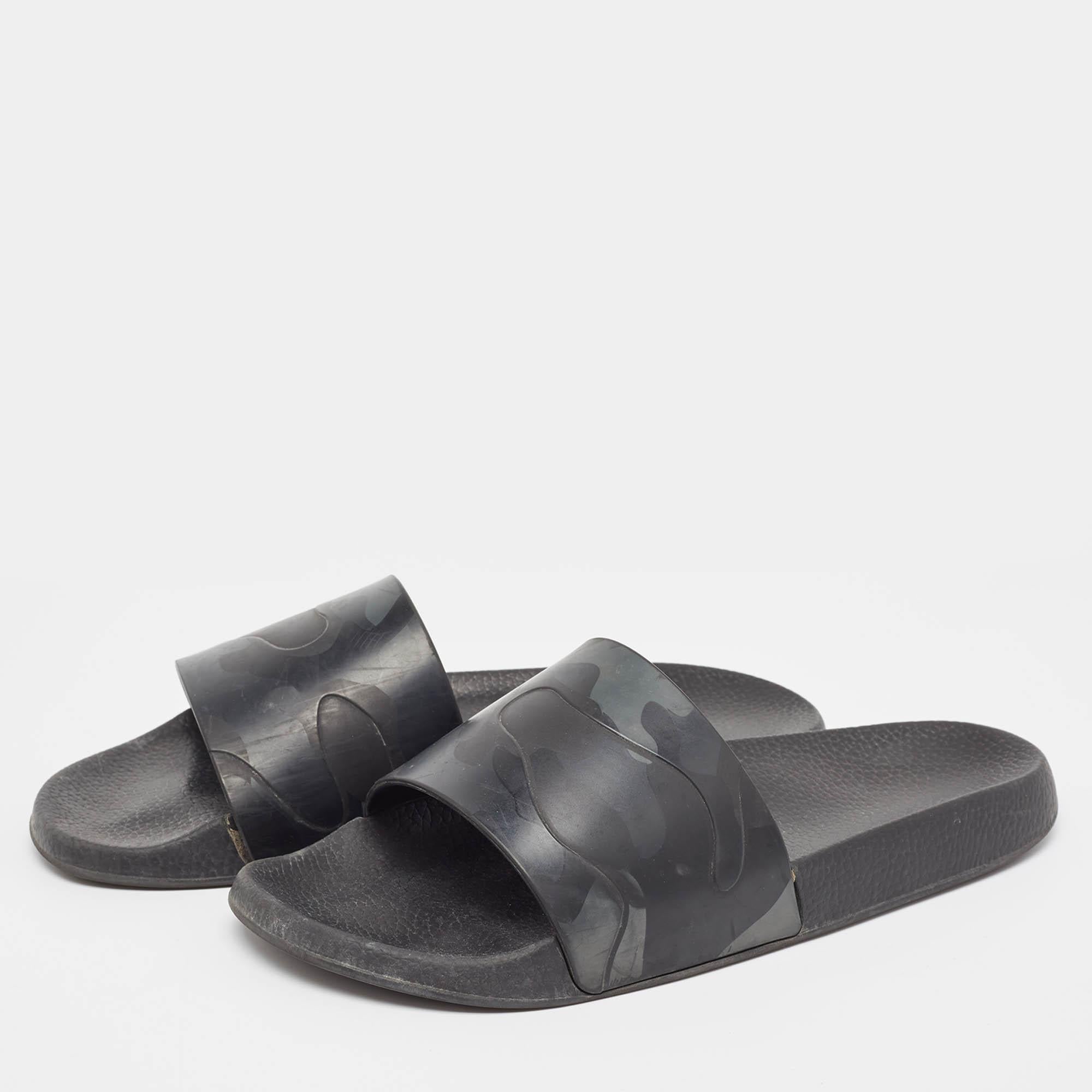 Perfetto connubio tra lusso, stile e comfort, queste ballerine di design sono realizzate con materiali di qualità e incorniciano i tuoi piedi nel modo più raffinato. Possono essere abbinati a una miriade di abiti del vostro guardaroba.