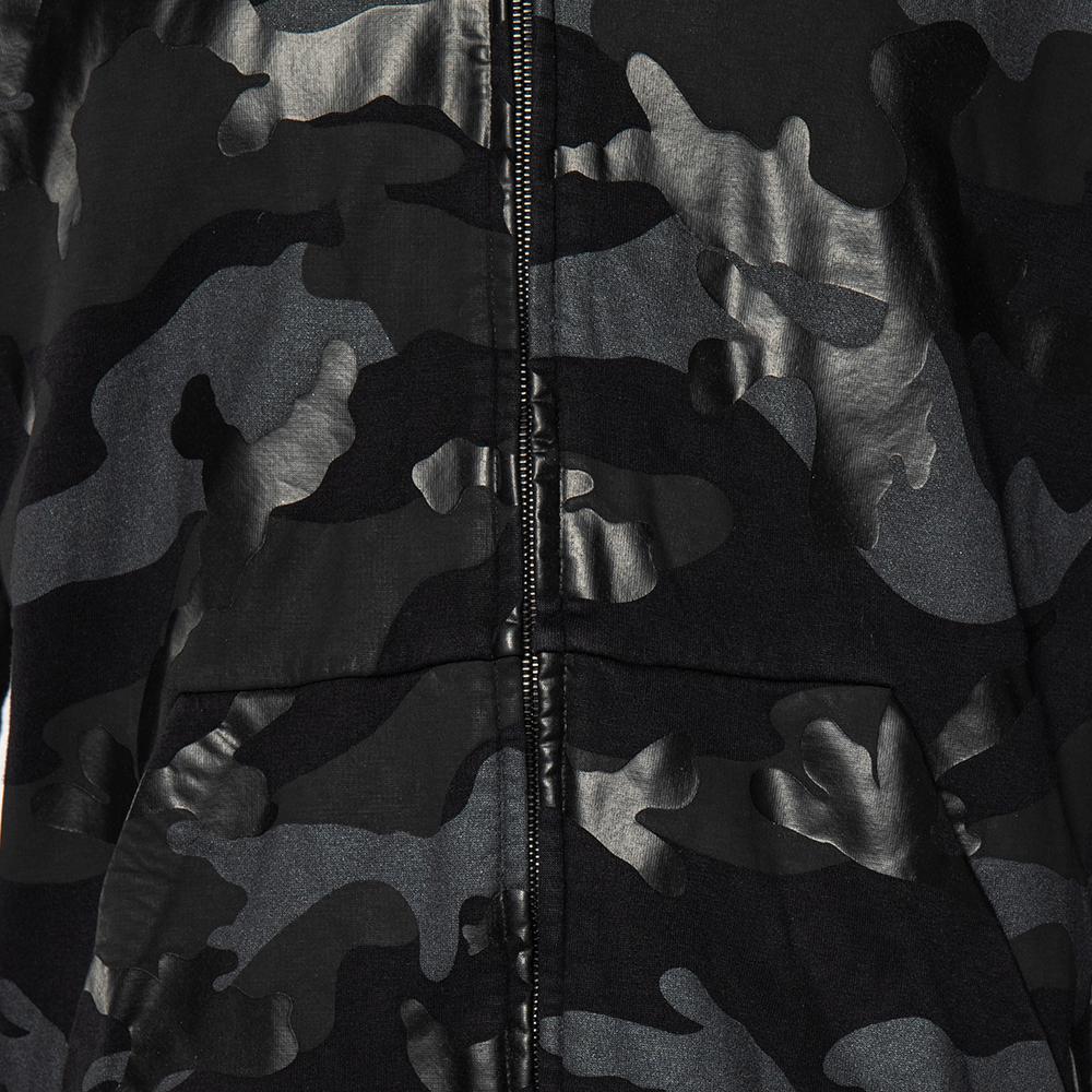 Valentino - Sweat-shirt à capuche en coton imprimé camouflage noir avec fermeture éclair L Bon état - En vente à Dubai, Al Qouz 2