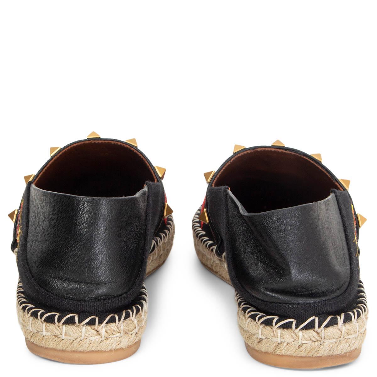VALENTINO black canvas FLORAL EMBROIDERED ROCKSTUD Espadrilles Shoes 40 In Excellent Condition In Zürich, CH