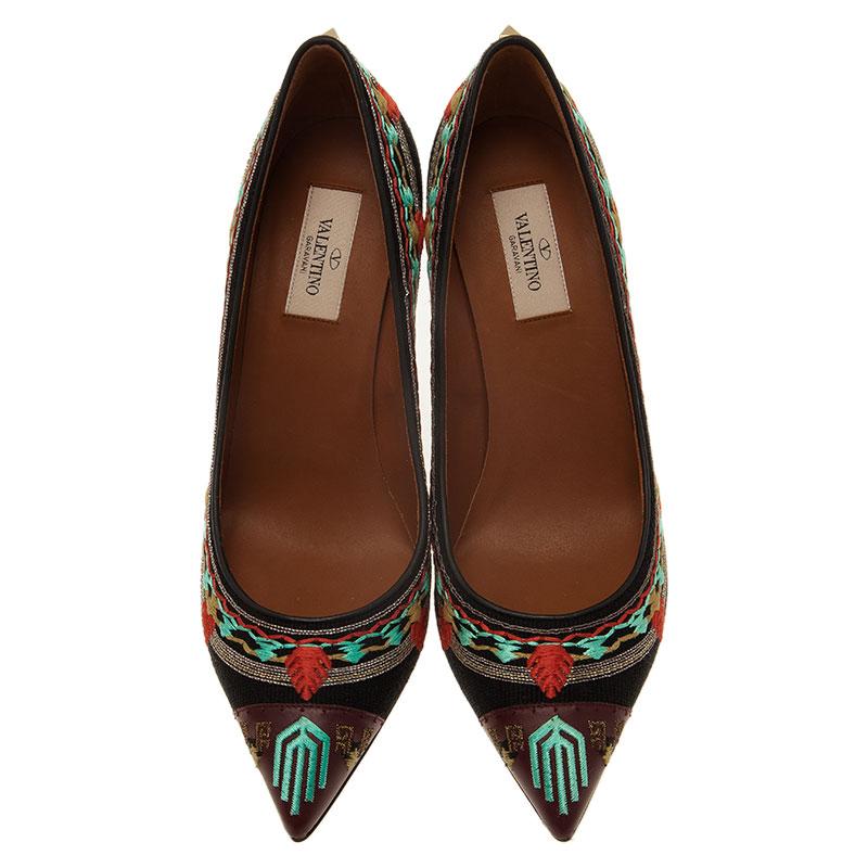 Beauty and elegance come together with these pumps by Valentino. Crafted in black canvas, they come with multicolored kilim embroidered exterior and pointed toes. They feature 10cm heels and leather lined insoles with brand detailing. Adorn these