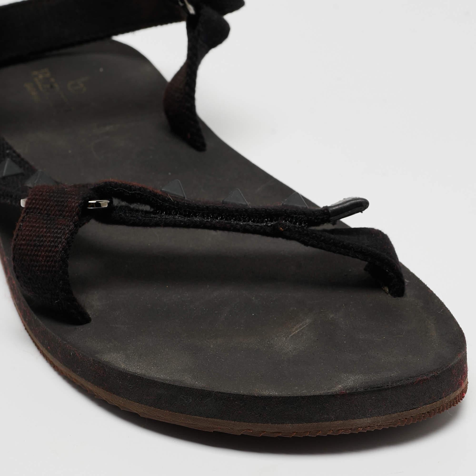 Valentino Black Canvas Rockstud Strappy Sandals Size 43 In Excellent Condition For Sale In Dubai, Al Qouz 2