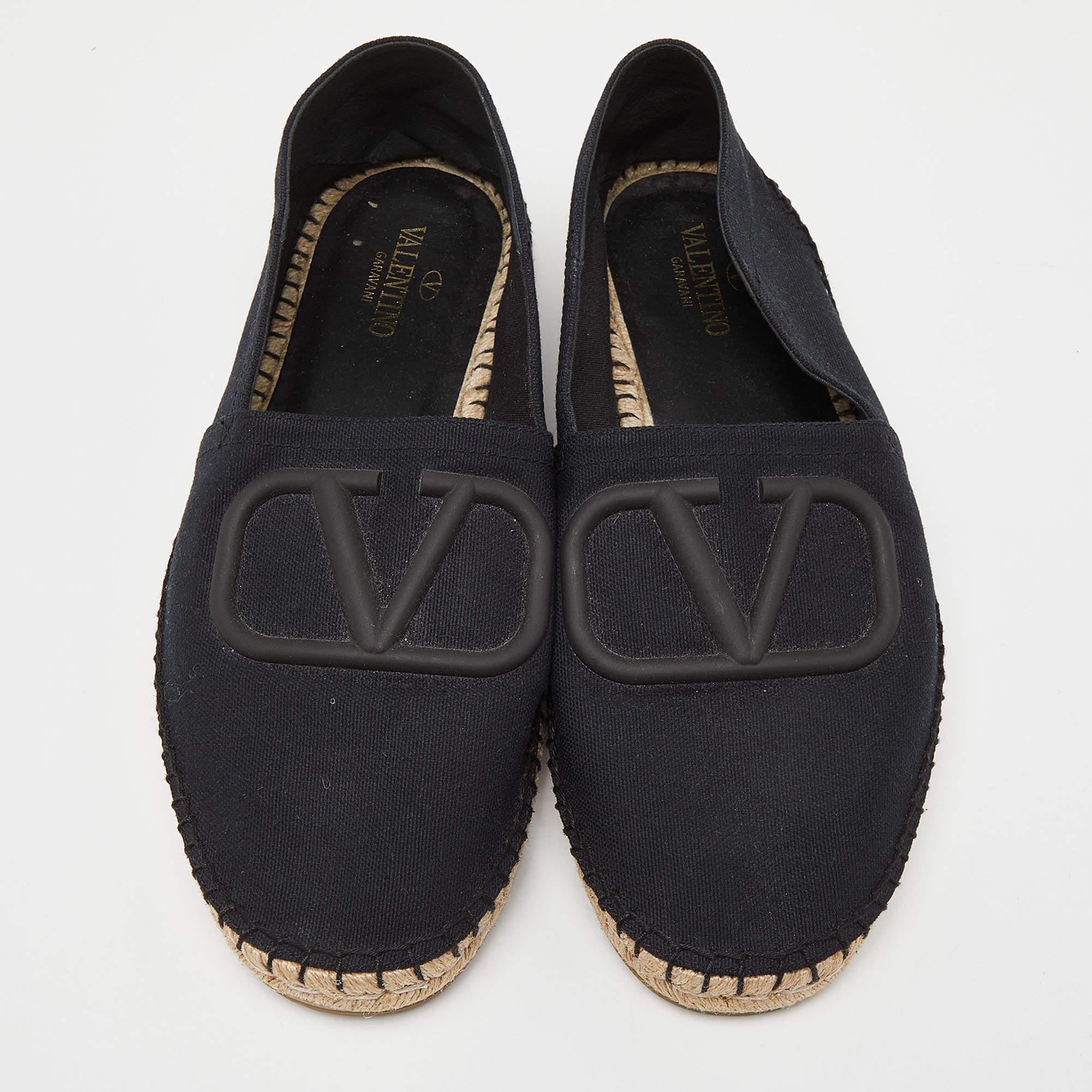 Let this comfortable pair be your first choice when you're out for a long day. These Valentino shoes have well-sewn uppers beautifully set on durable soles.

Includes: Original Dustbag

