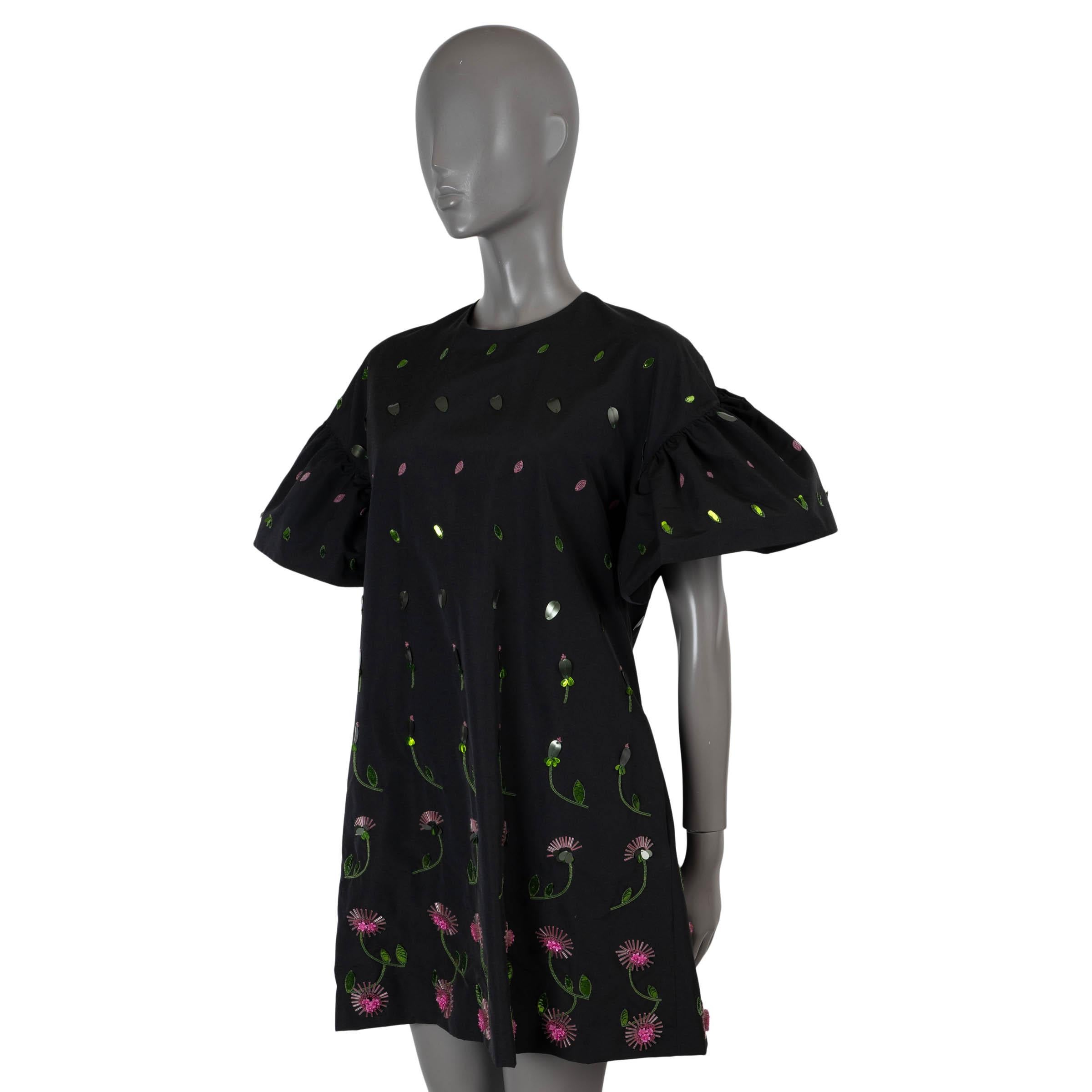 Vestido de manga abullonada 100% auténtico de Valentino en algodón negro (54%) y poliéster (46%) con pedrería floral multicolor a mano por toda la prenda. Presenta una silueta en forma de A, bolsillos con aberturas a los lados, cuello redondo,