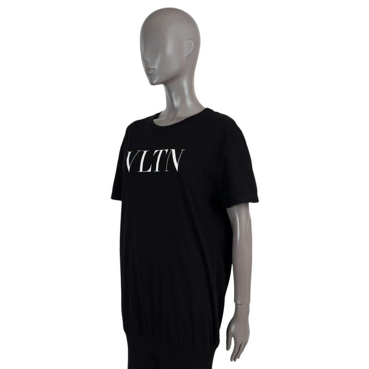 100% authentic Valentino T-shirt dress in black jersey cotton (with 4% elastane). Features white VLTN logo print on the front and wide rib-knit hem. Unlined. Has been worn and is in excellent condition.    

2021