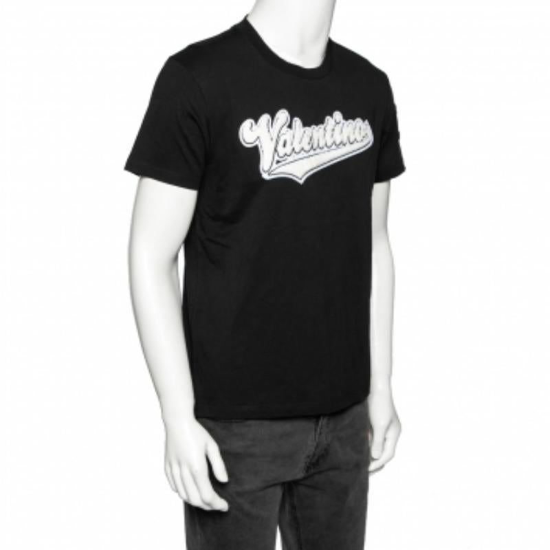 Aportando un interés visual a la prenda, el aplique del logotipo de béisbol es lo más destacado de esta camiseta de Valentino. Tiene una silueta clásica con cuello redondo y mangas cortas. ¡Una opción genial para tus salidas informales!