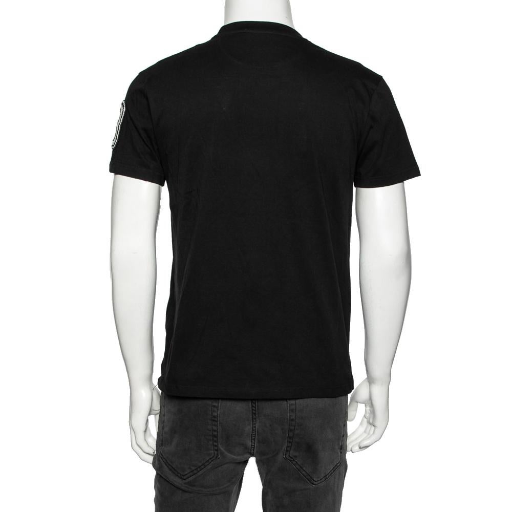  Lending a visual interest to the piece, the baseball logo applique is the highlight of this t-shirt from Valentino. It has a classic silhouette with a crew neck and short sleeves. A cool option for your casual outings!

