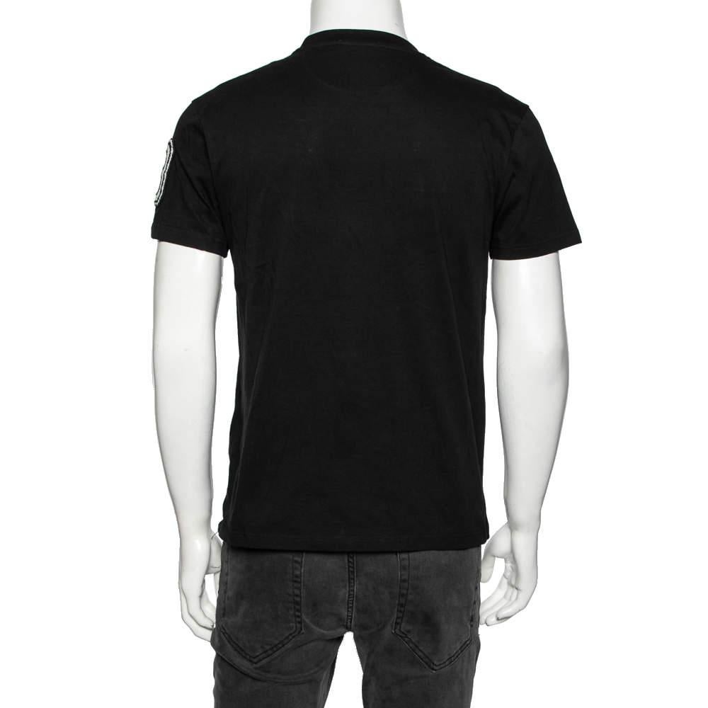 Lending a visual interest to the piece, the baseball logo applique is the highlight of this t-shirt from Valentino. It has a classic silhouette with a crew neck and short sleeves. A cool option for your casual outings!


