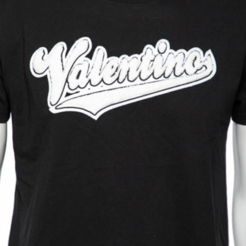 Camiseta de manga corta Valentino de algodón negro con logotipo de béisbol apliques S en Bueno estado para la venta en Dubai, Al Qouz 2