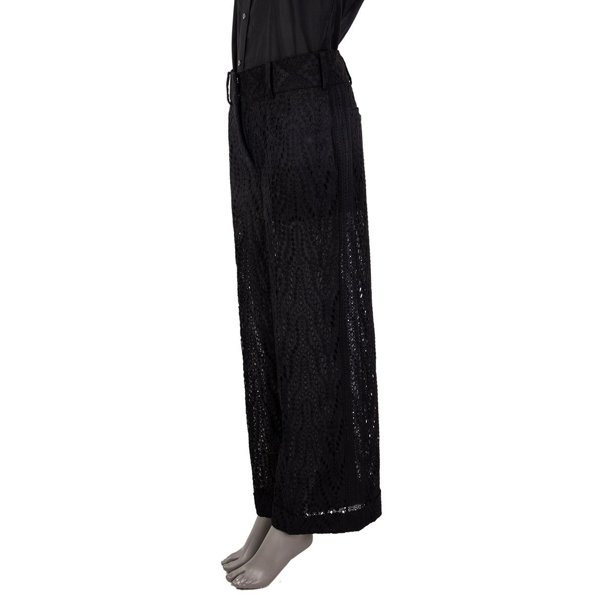 100% authentic Valentino broderie anglaise wide-leg pants in black cotton (93%) and polyester (7%) featuring two slit pockets on the side and on the back. Lined with black shorts in cotton (100%). Have been worn and are in excellent condition.
