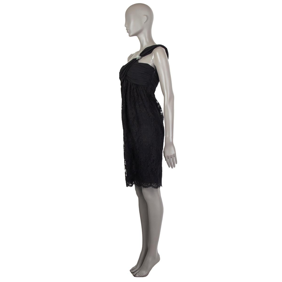 Valentino one-shoulder lace dress in black cotton (77%), nylon (23%) and silk (100%). With draped shoulder and rhinestone and bead application on the strap. Closes with hook and invisible zipper on the side. Lined in black silk (100%). Has been worn