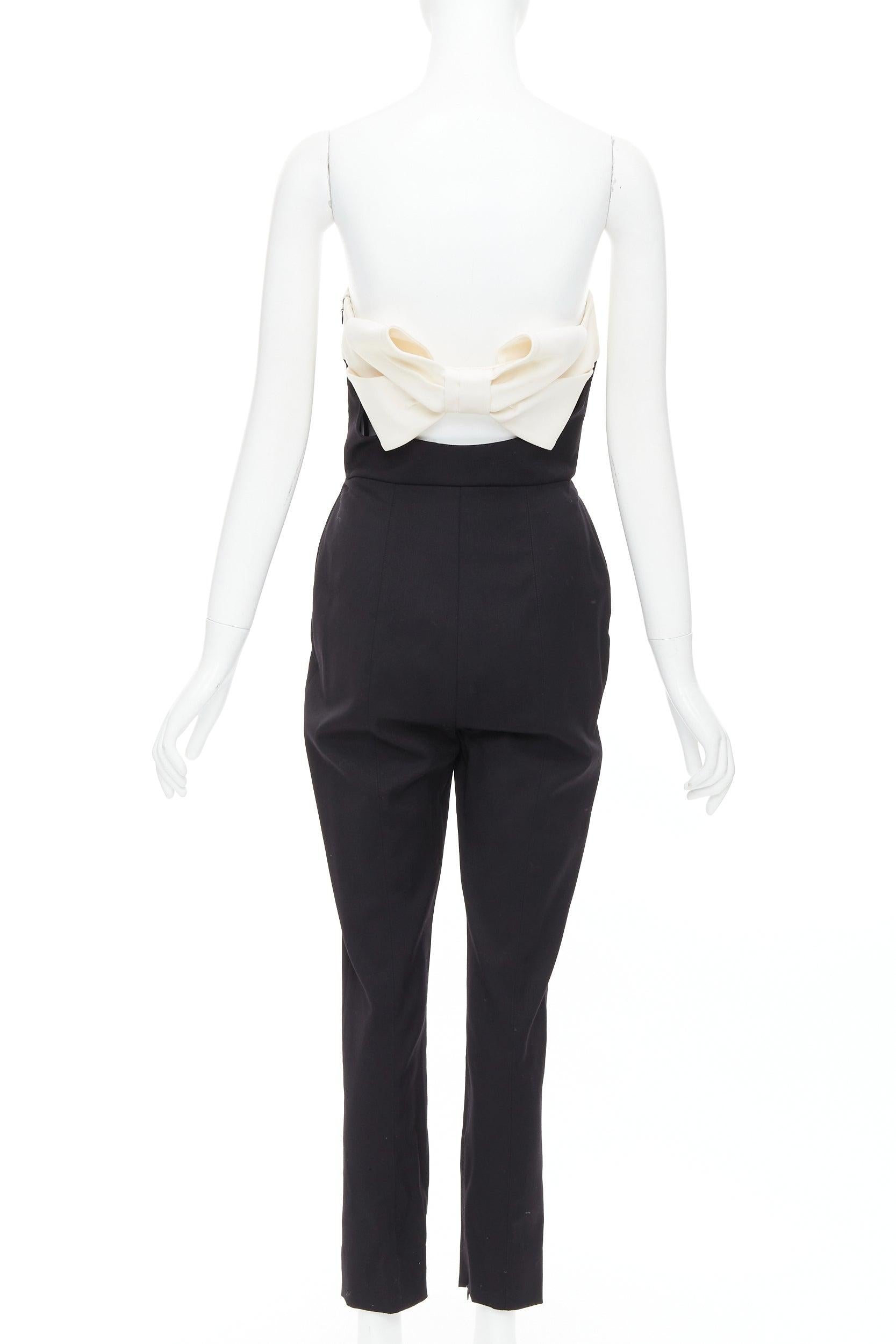 Valentino - Combinaison à bretelles en laine mélangée crème noire avec nœud IT40 S
Référence : GEGG/A00113
Marque : Valentino
Designer : Pier Paolo Piccioli
MATERIAL : Laine, mélange
Couleur : Noir, Crème
Motif : Solide
Fermeture : Zip
Doublure :
