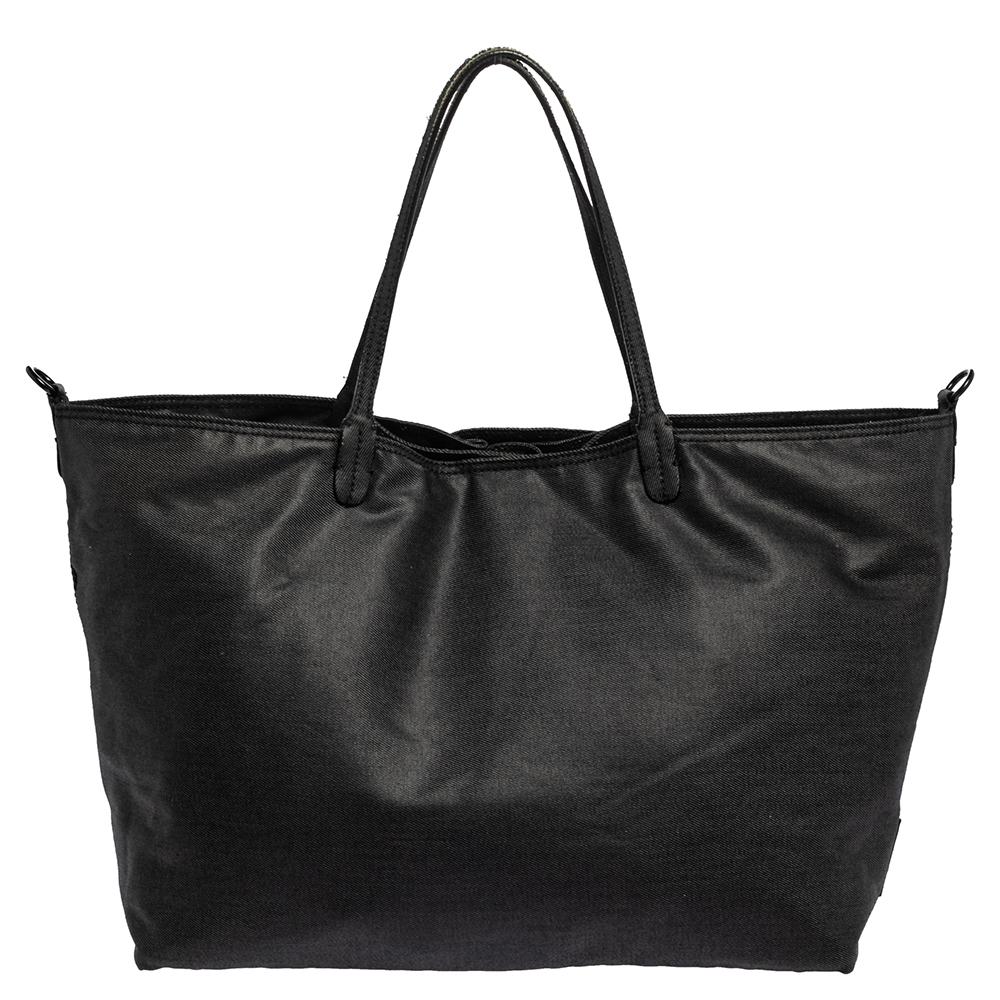 Con un diseño y estilo contemporáneos, este bolso vaquero negro de Valentino es absolutamente fascinante. El precioso bolso Petale Rose está confeccionado en tela vaquera y presenta un bonito diseño de pétalos de rosa en la parte delantera. Viene