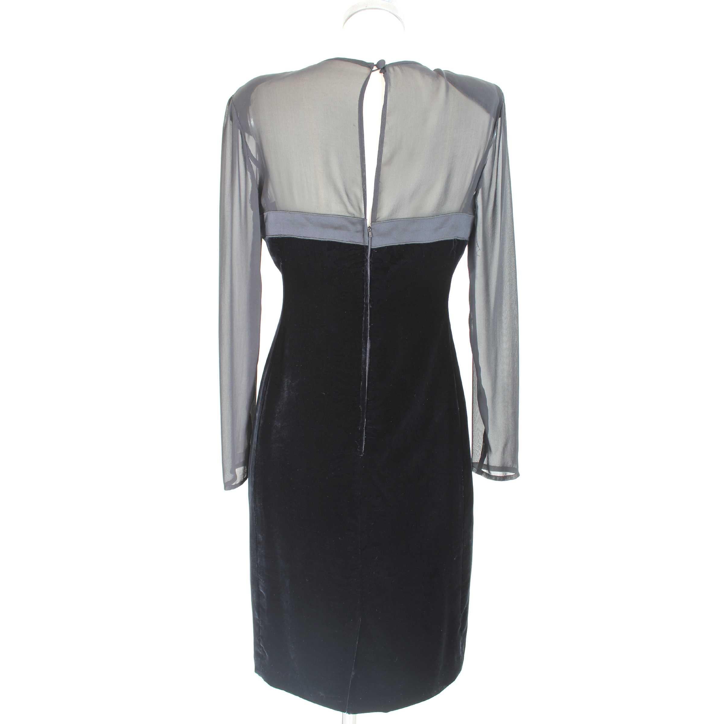 Valentino 90s vintage dress in silk and velvet, black with transparent sleeves and shoulders. Elegant long evening dress made in Italy, the velvet part has raised wefts that change in correspondence to the light. Excellent vintage conditions

Size