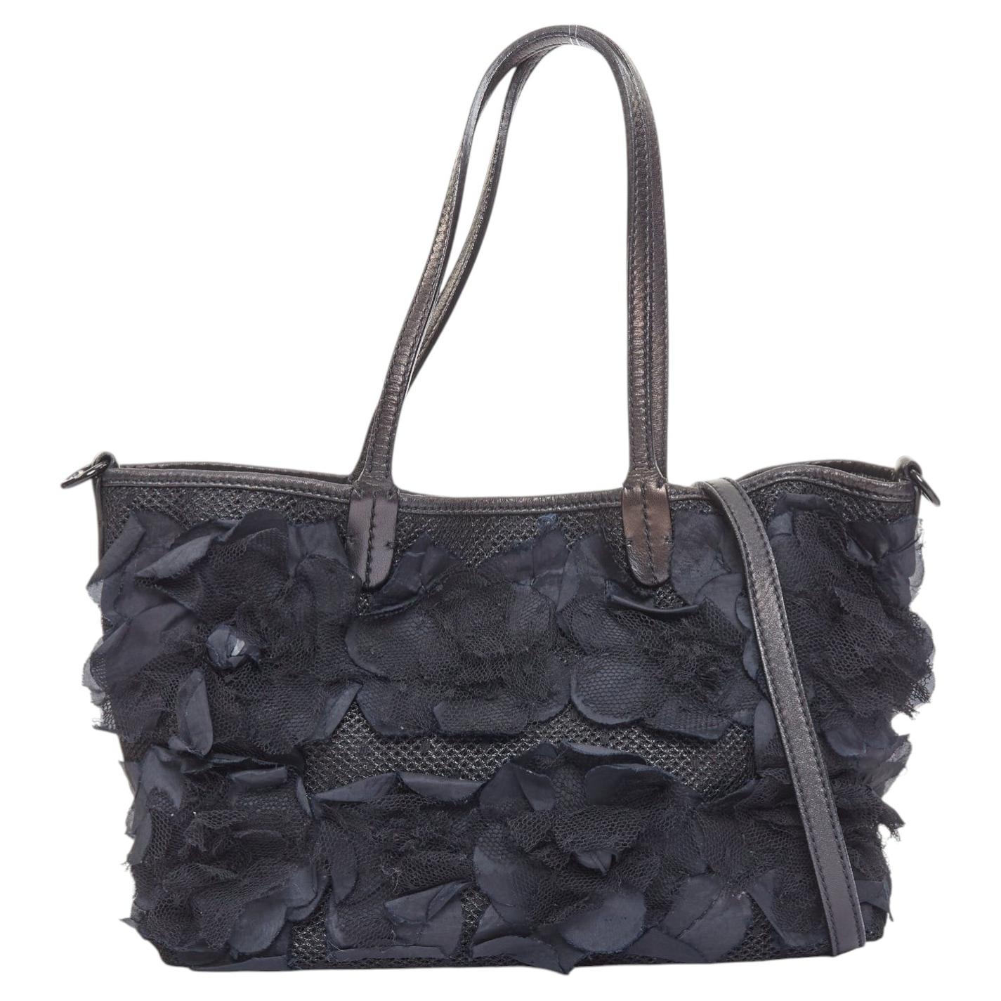 Valentino Umhängetasche aus schwarzem Stoff mit Mesh-Einsätzen, Blumenapplikationen aus Spitze und Lederbesatz im Angebot