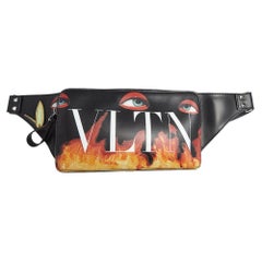 Valentino - Sac ceinture en cuir noir imprimé flamme VLTN