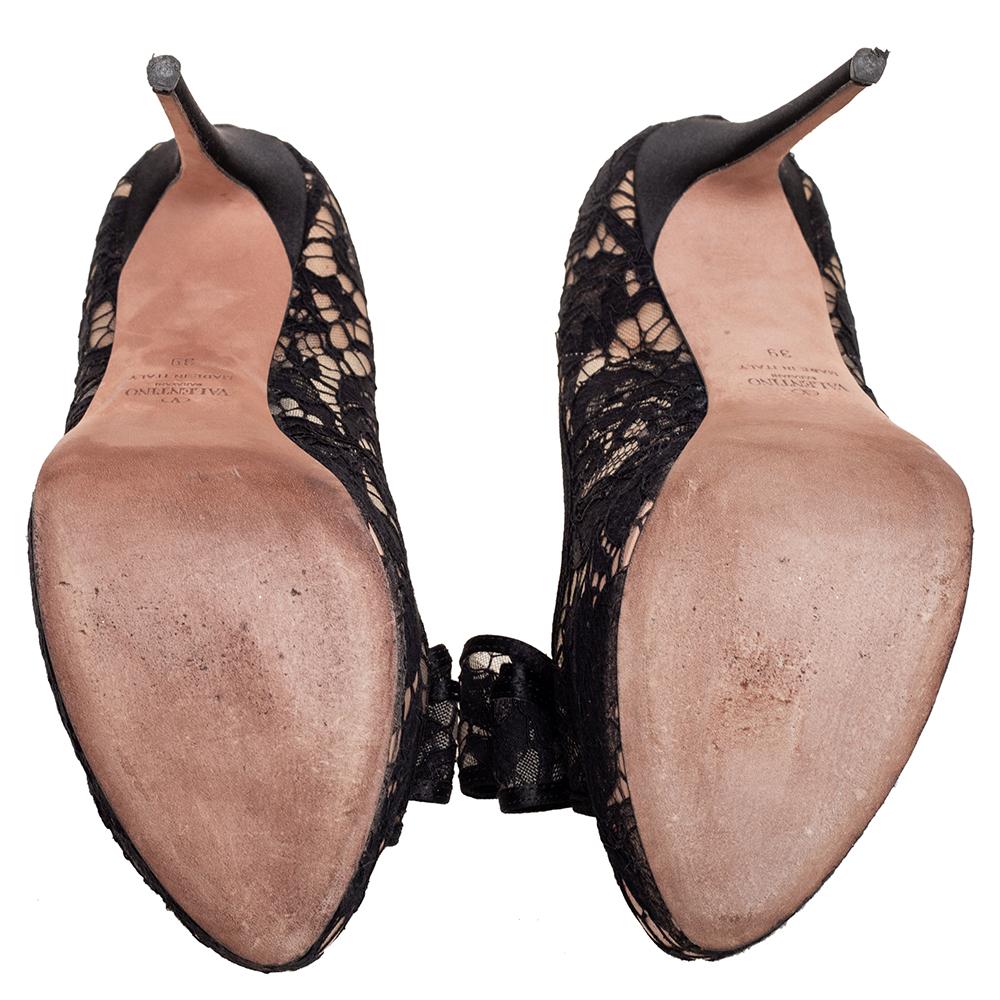 Create an aura of elegance with these stunning peep-toe pumps from Valentino. The black pumps are crafted skillfully from lace and have pretty bow details on the vamps that lend to the feminine appeal. Leather-lined insoles, solid platforms, and