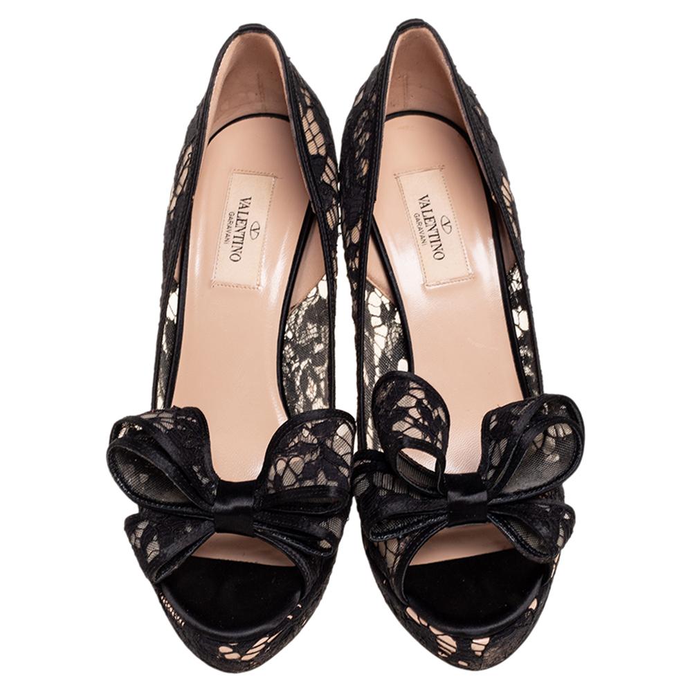 Valentino Black Floral Lace Couture Bow Peep-Toe Platform Pumps Size 39 In Good Condition In Dubai, Al Qouz 2