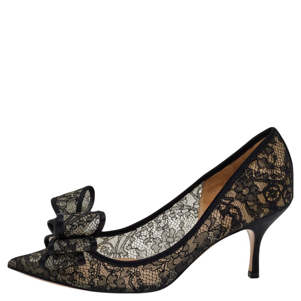 This pair of pumps by Valentino will leave you looking like a diva. They are crafted from lace and leather and assembled with pointed toes, couture bow on the vamps, and 7.5 cm heels. Add glamour to your closet by slipping into this pair of pumps.