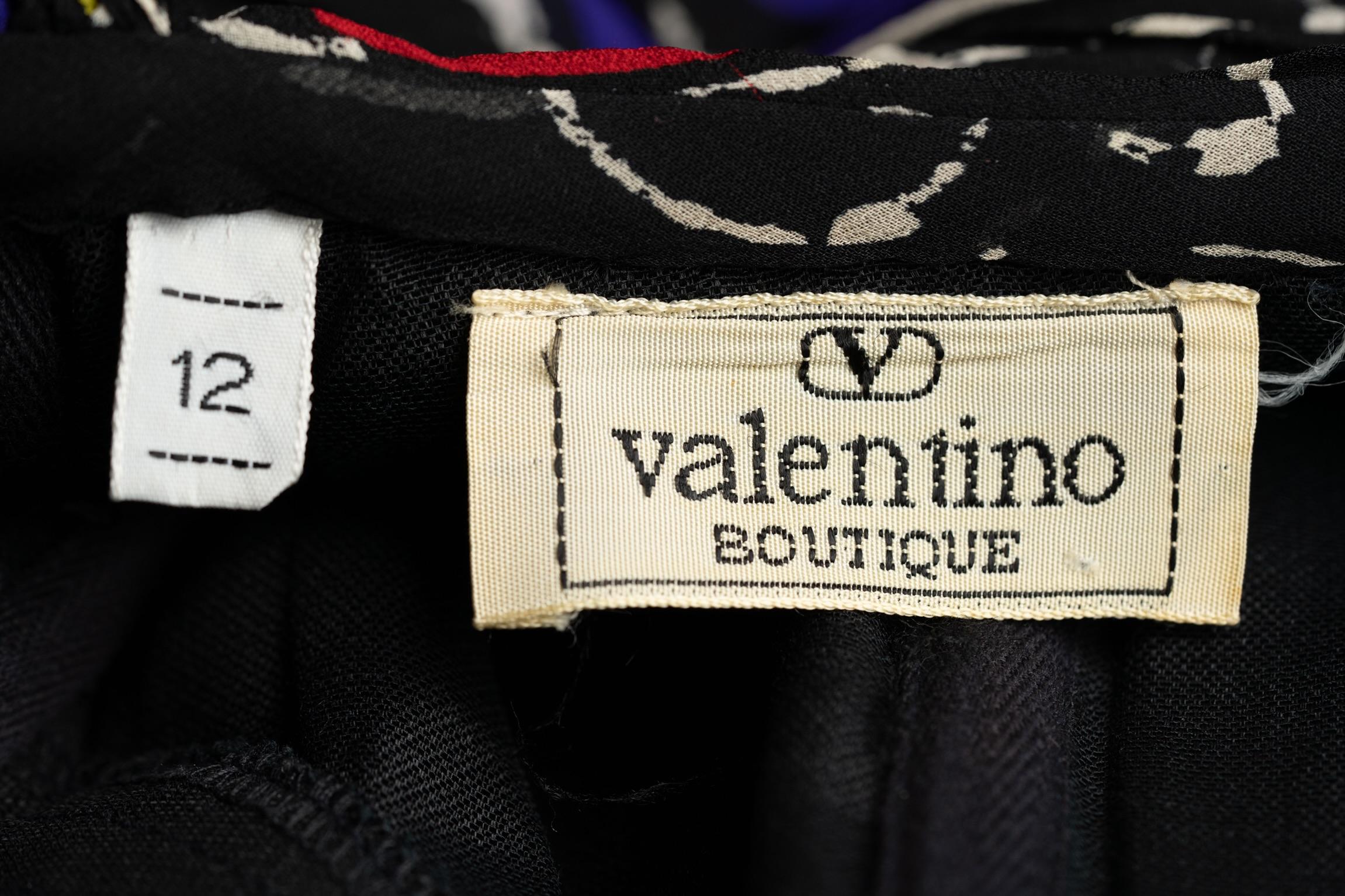 Noir Valentino - Robe en soie noire à imprimé floral des années 1970 en vente