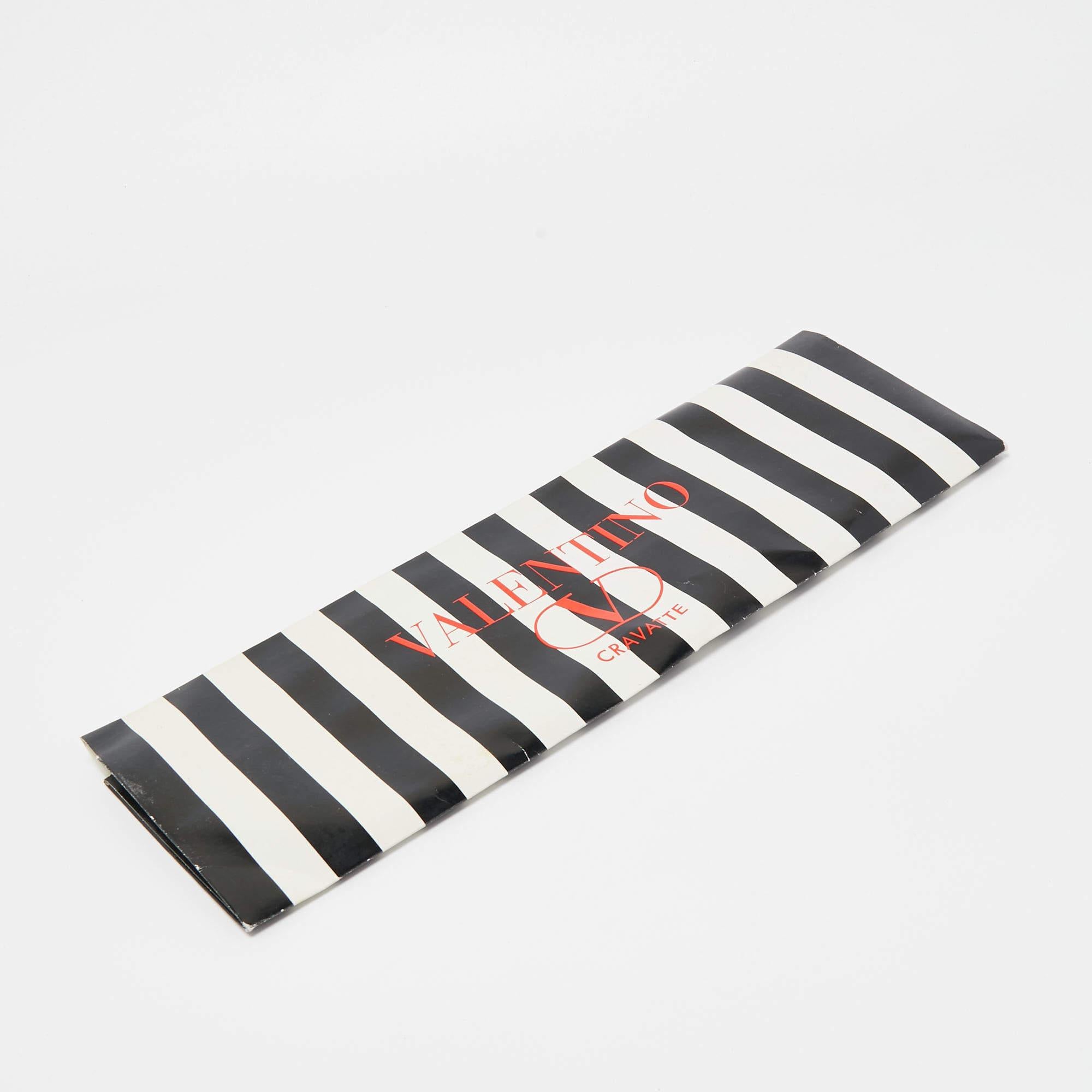 Valentino Schwarze Krawatte mit Blumendruck aus strukturierter Seide Traditionell im Angebot 1