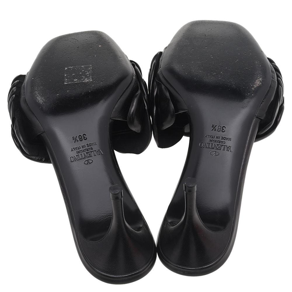 Valentino Black Flower Detail Leather Slide Sandals Size 38.5 In Good Condition In Dubai, Al Qouz 2