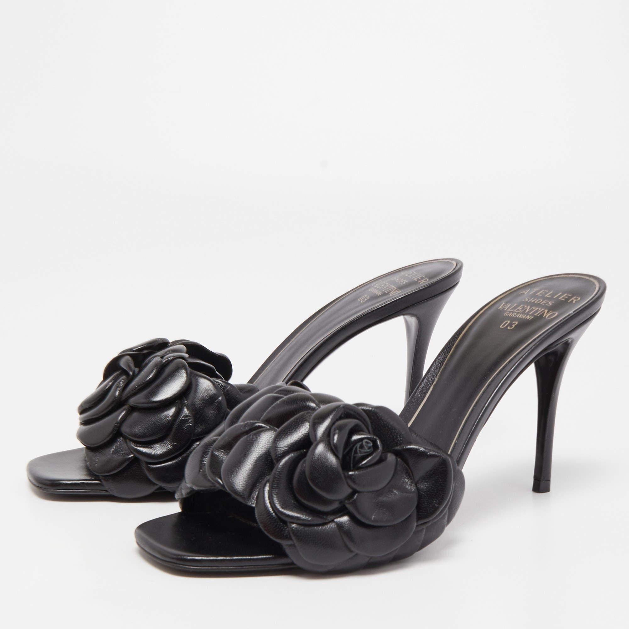 Valentino Black Flower Detail Leather Slide Sandals Size 39 In Excellent Condition In Dubai, Al Qouz 2