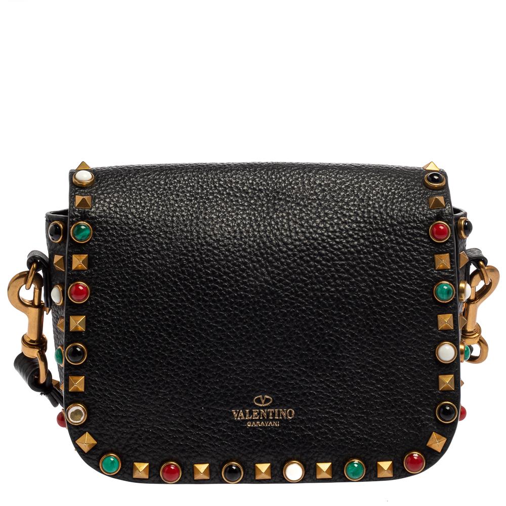 Words fall short to describe this exquisite shoulder bag from Valentino! Crafted with love from black grained leather, the bag flaunts an artistic display of the iconic Rolling Rockstud accents and a front flip-lock. It is also equipped with a