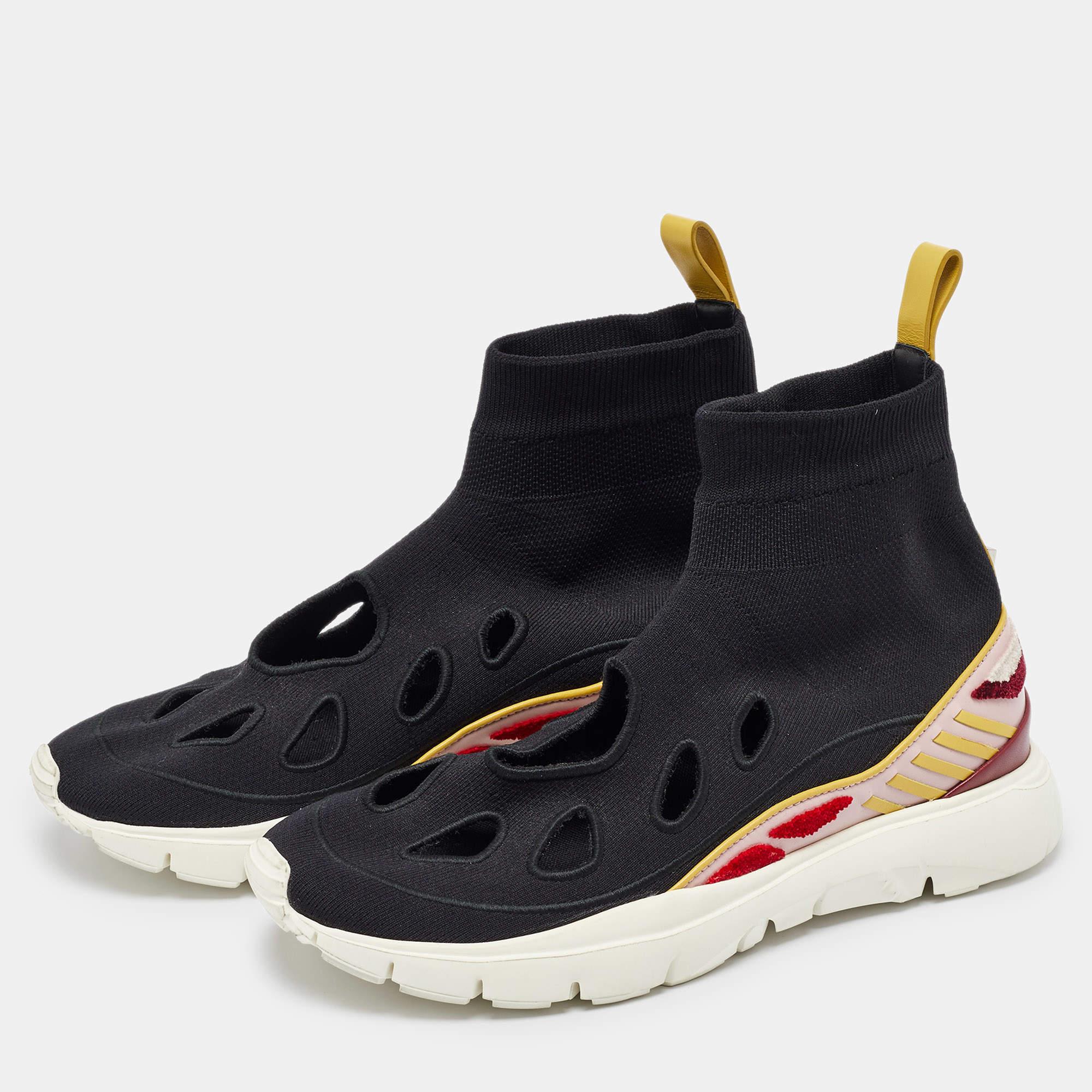 Realizzate con maestria, queste sneakers presentano un design lussuoso con dettagli firmati. Puoi contare su di loro per elevare qualsiasi outfit. Abbraccia il massimo della raffinatezza e del comfort a ogni passo che fai.