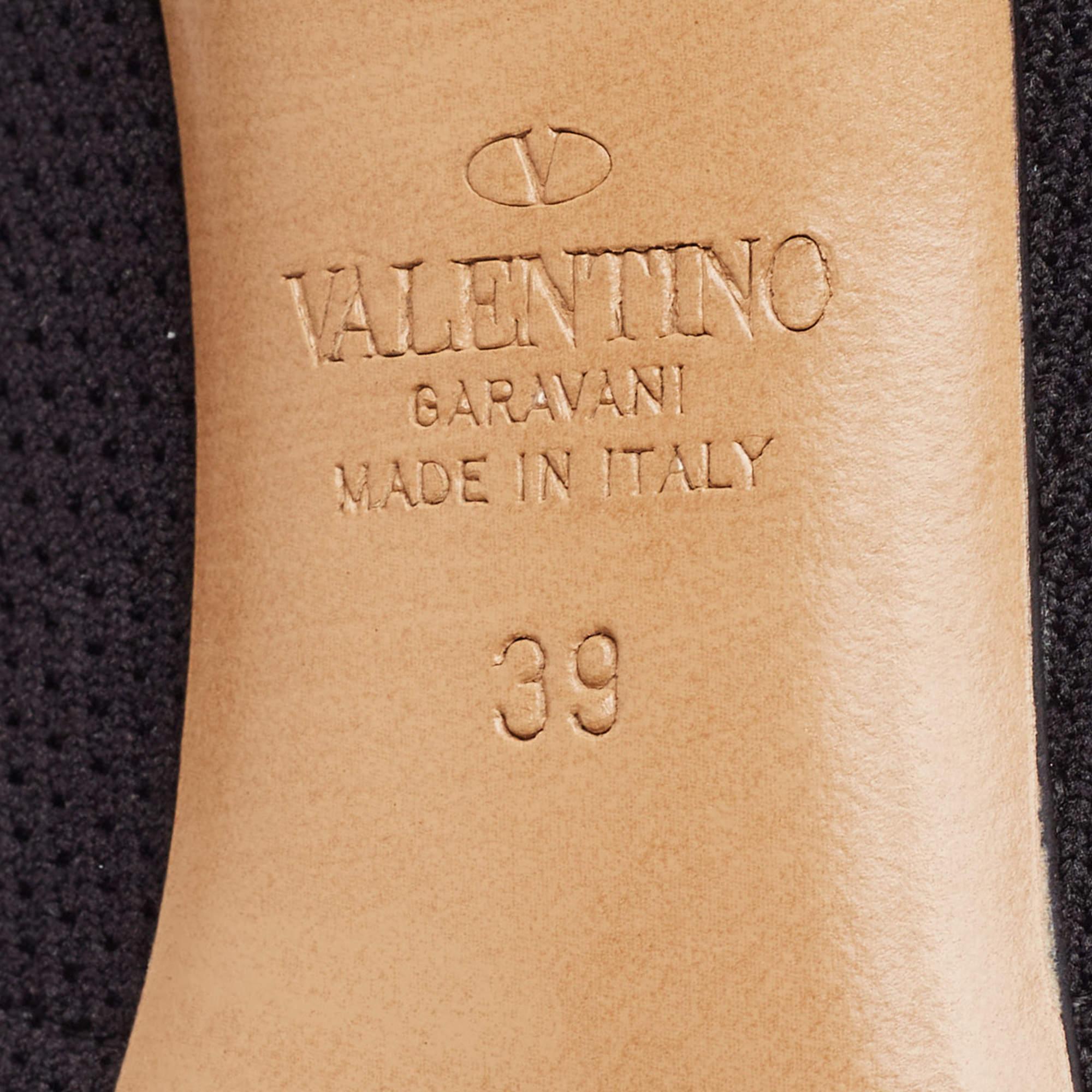 Valentino Schwarze Strickstiefel mit Sternschmuck aus Stoff und Strick Größe 39 im Zustand „Hervorragend“ im Angebot in Dubai, Al Qouz 2