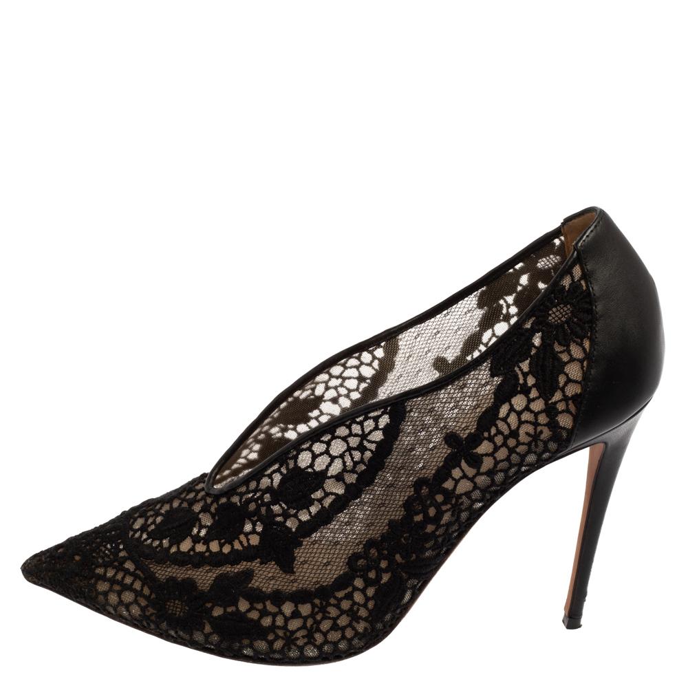 A feminine flair, sleekness, and a timeless appeal characterize these stunning pumps from Valentino. Made from dainty black lace and leather on the exterior, they are adorned with pointed toes and raised on slender heels. Subtle and stylish, these