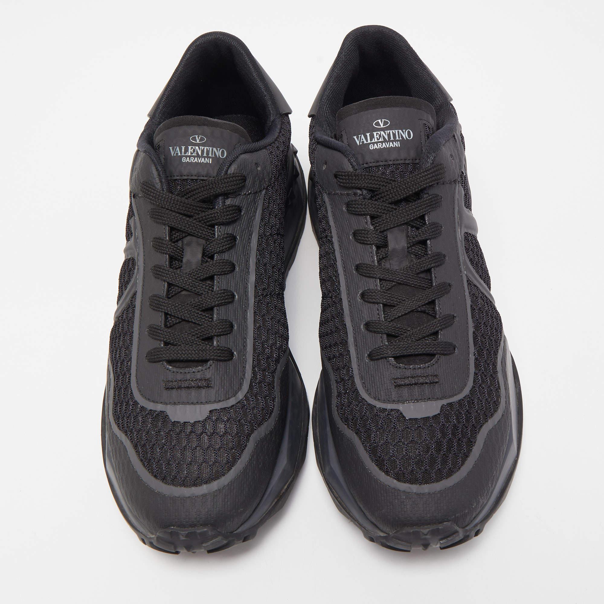 Add a statement appeal to your outfit with these sneakers. Made from premium materials, they feature lace-up vamps and relaxing footbeds. The rubber sole of this pair aims to provide you with everyday ease.

Includes: Extra lace, Original Dustbag,