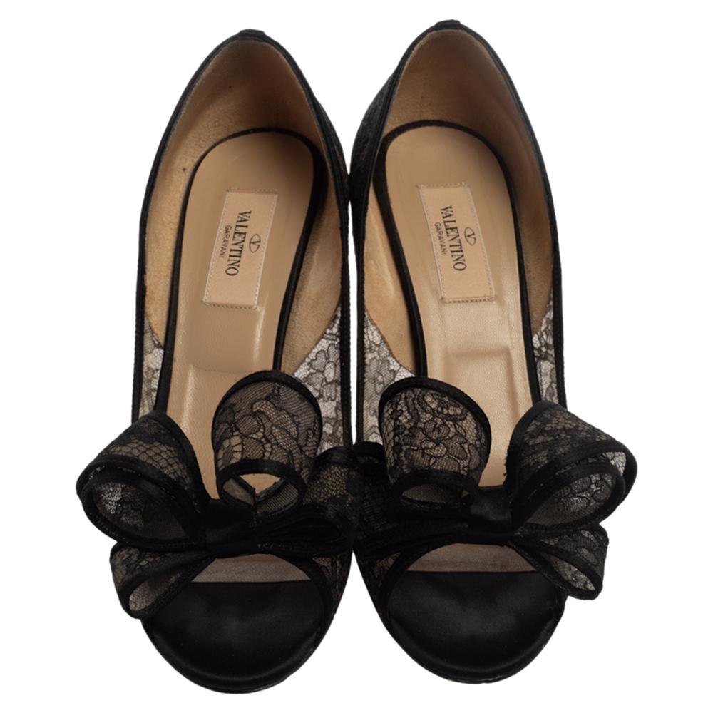 Brimming with unparalleled sophistication, these pumps from Valentino are ready to help you shine! Rendered in luxurious lace and satin and flaunting peep toes, these pumps exhibit bows on the uppers and offer comfort with their leather-lined