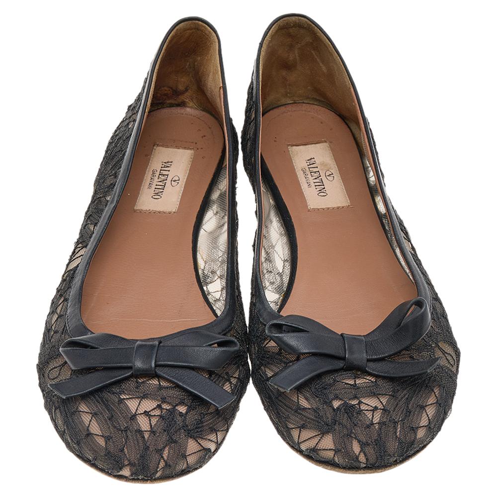 Intricately overlaid using black lace on the exterior, there is no doubt that these ballet flats from the House of Valentino will add a touch of finesse and delicacy to your look. They flaunt a bow motif on the front and a slip-on style. Match them