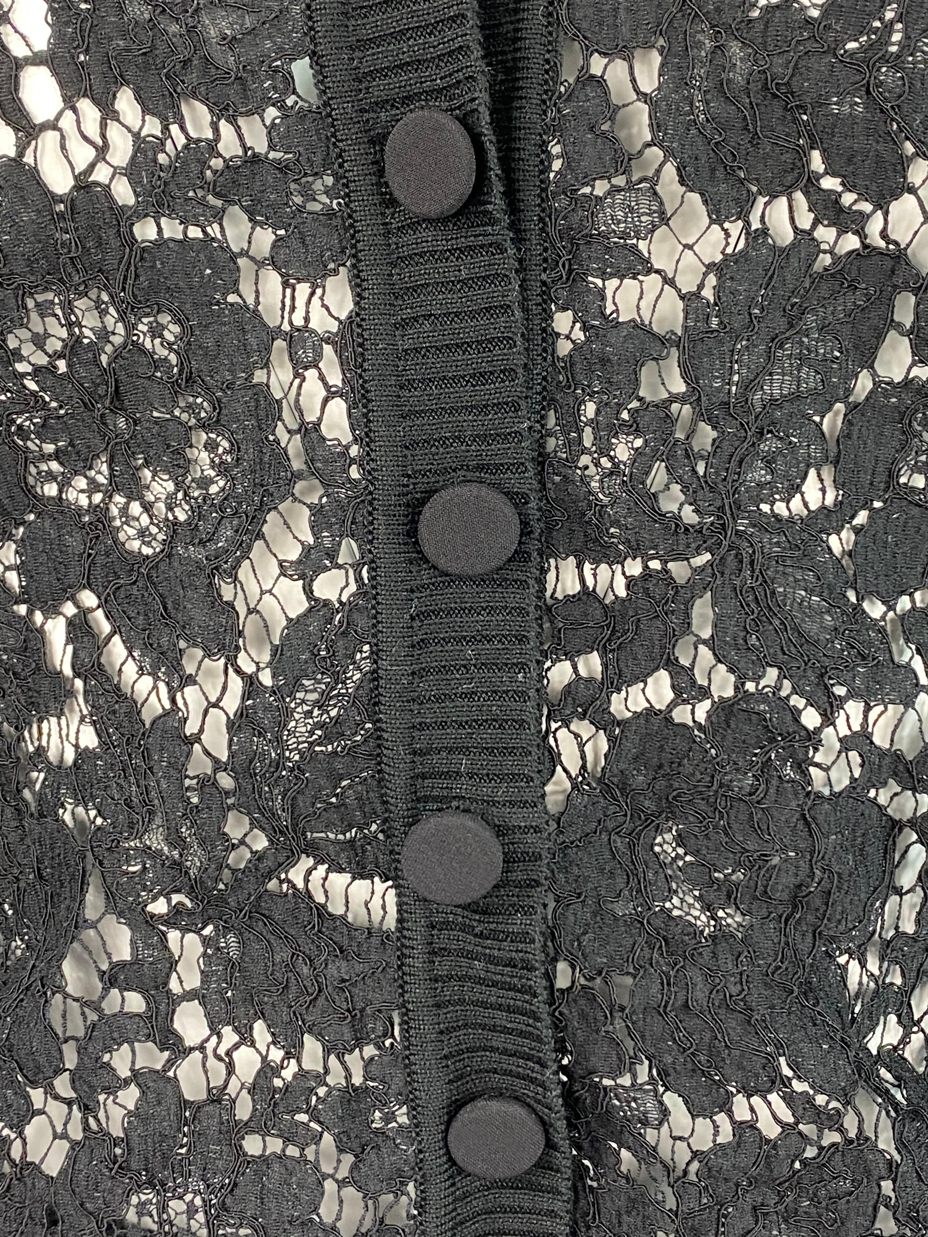 Einzelheiten zum Produkt:

Mit schwarzer, geblümter Spitze, durchsichtig, V-Ausschnitt, Knopfverschluss vorne, schwarzes Strickdetail.
Hergestellt in Italien.