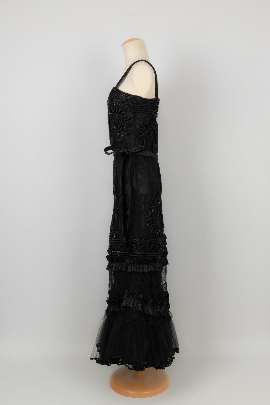 Valentino - Black lace dress embroidered with floral patterns made of sequins and silk topstitches. Size 40IT. 2010 Circa.

Additional information:
Condition: Very good condition
Dimensions: Chest: 39 cm - Waist: 37 cm - Length: 145 cm
Period: 21st