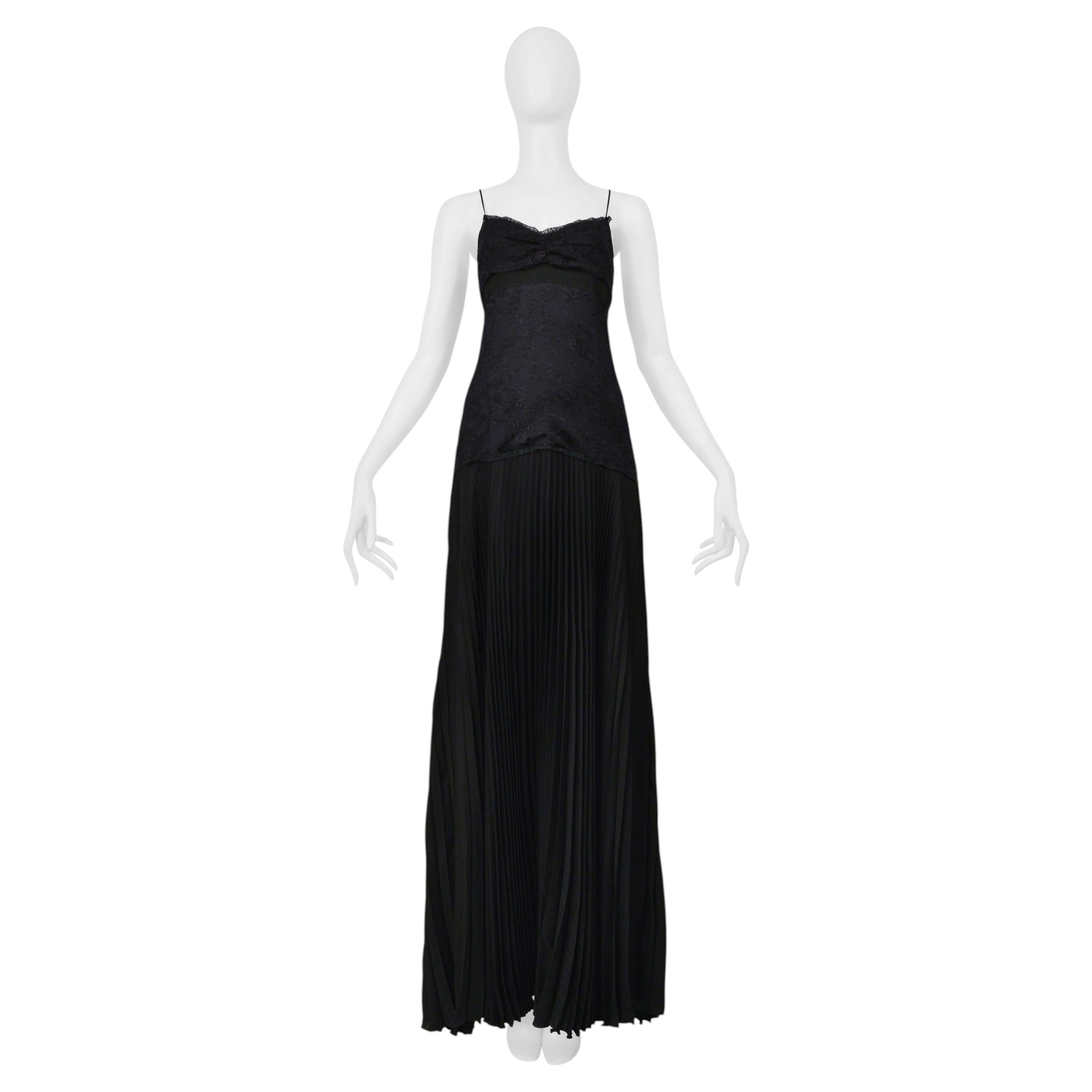 Valentino Schwarzes Spitzen-Abendkleid mit Faltenrock