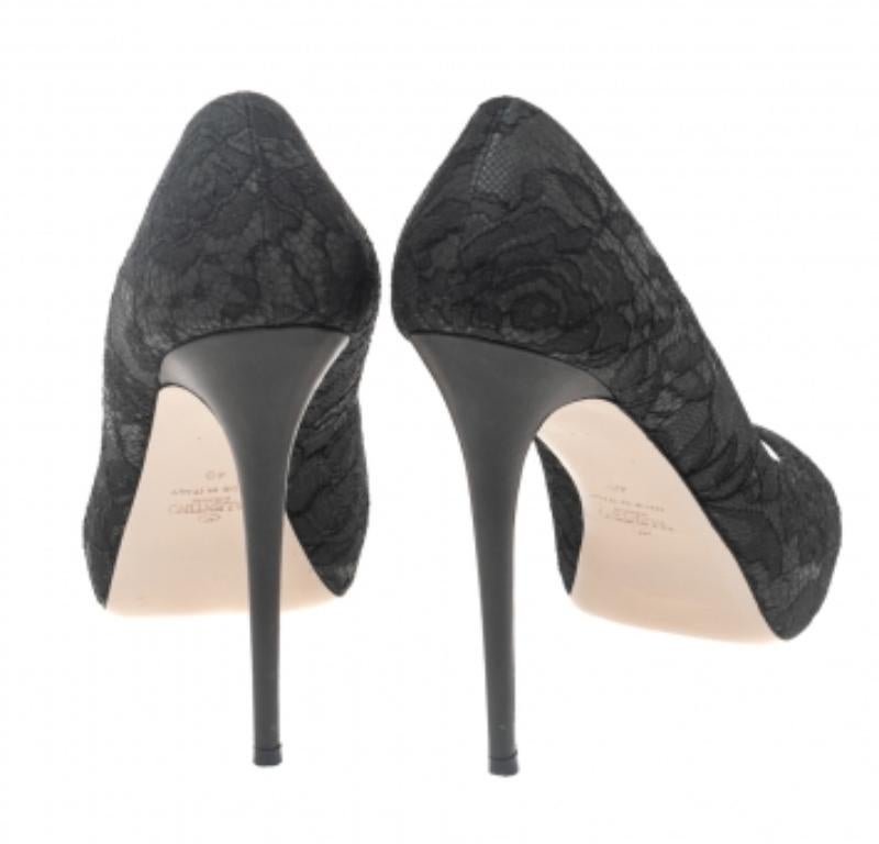 Valentino Black Lace Peep Toe Platform Pumps Size 40 Bon état à Dubai, Al Qouz 2